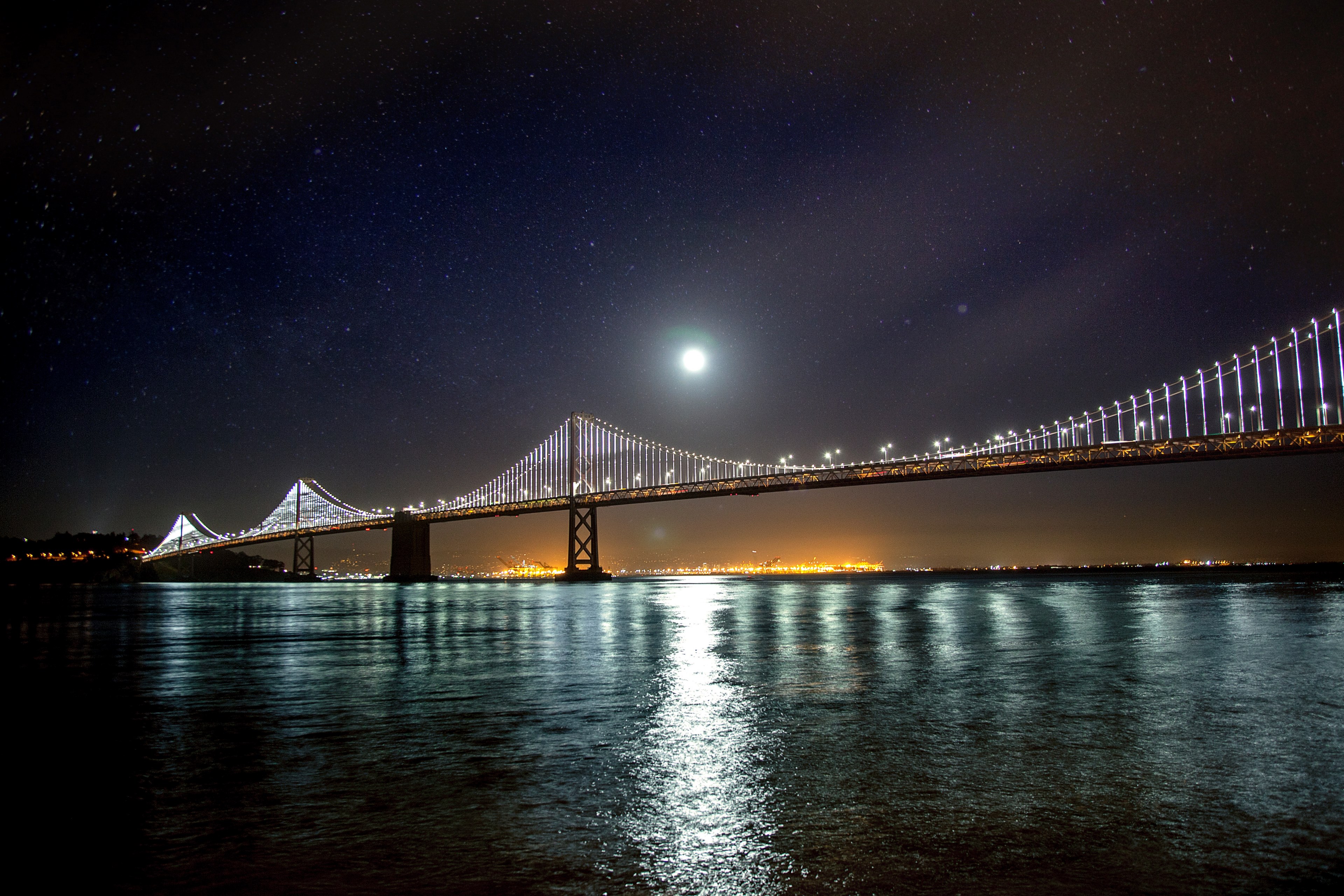 moon over the san francisco oakland bay suspension bridge reflected on the water below, moonrise at san francisco oakland bay bridge 4k, HD Wallpaper