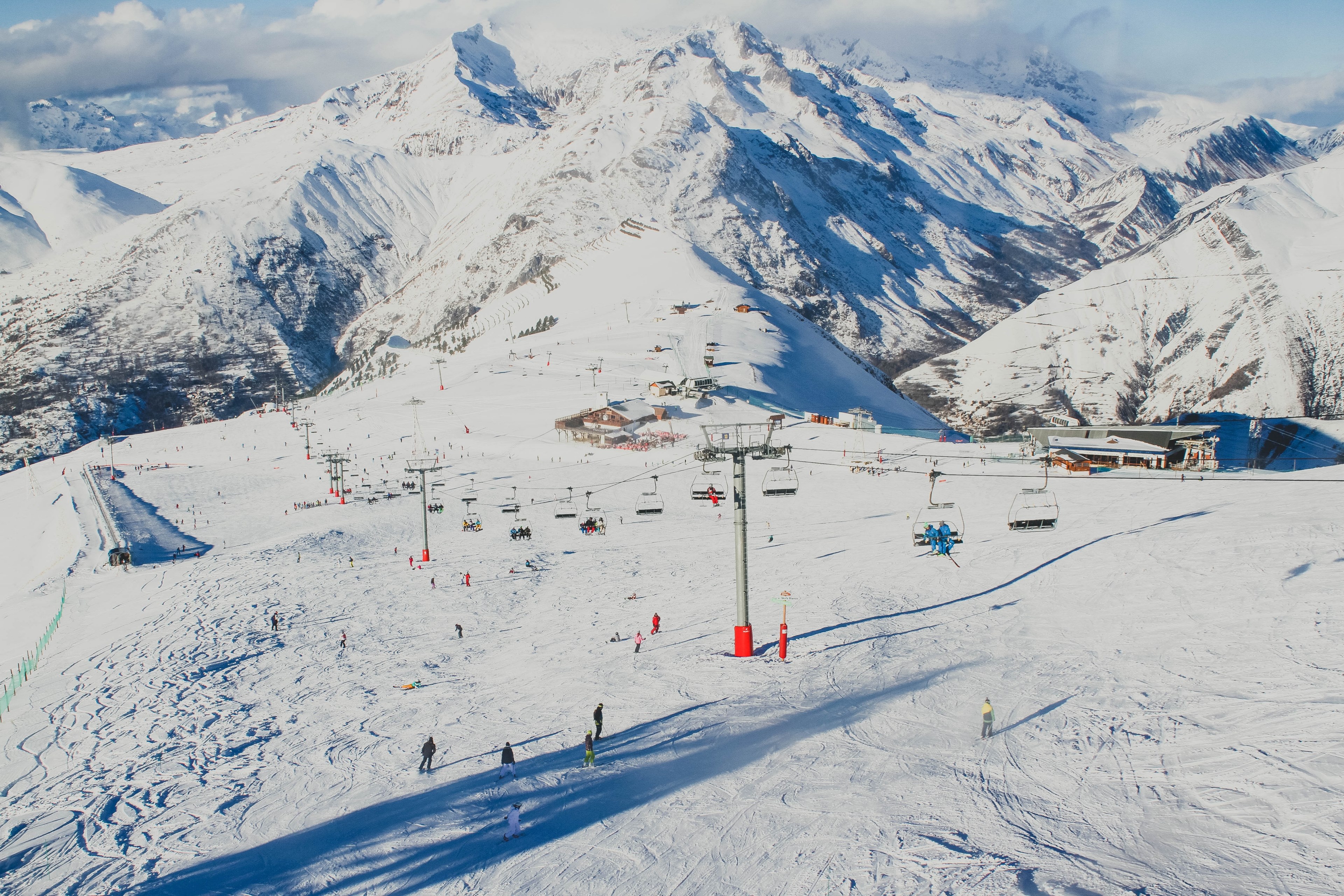 people doing winter sports at a snowy ski resort, winter 4k, HD Wallpaper