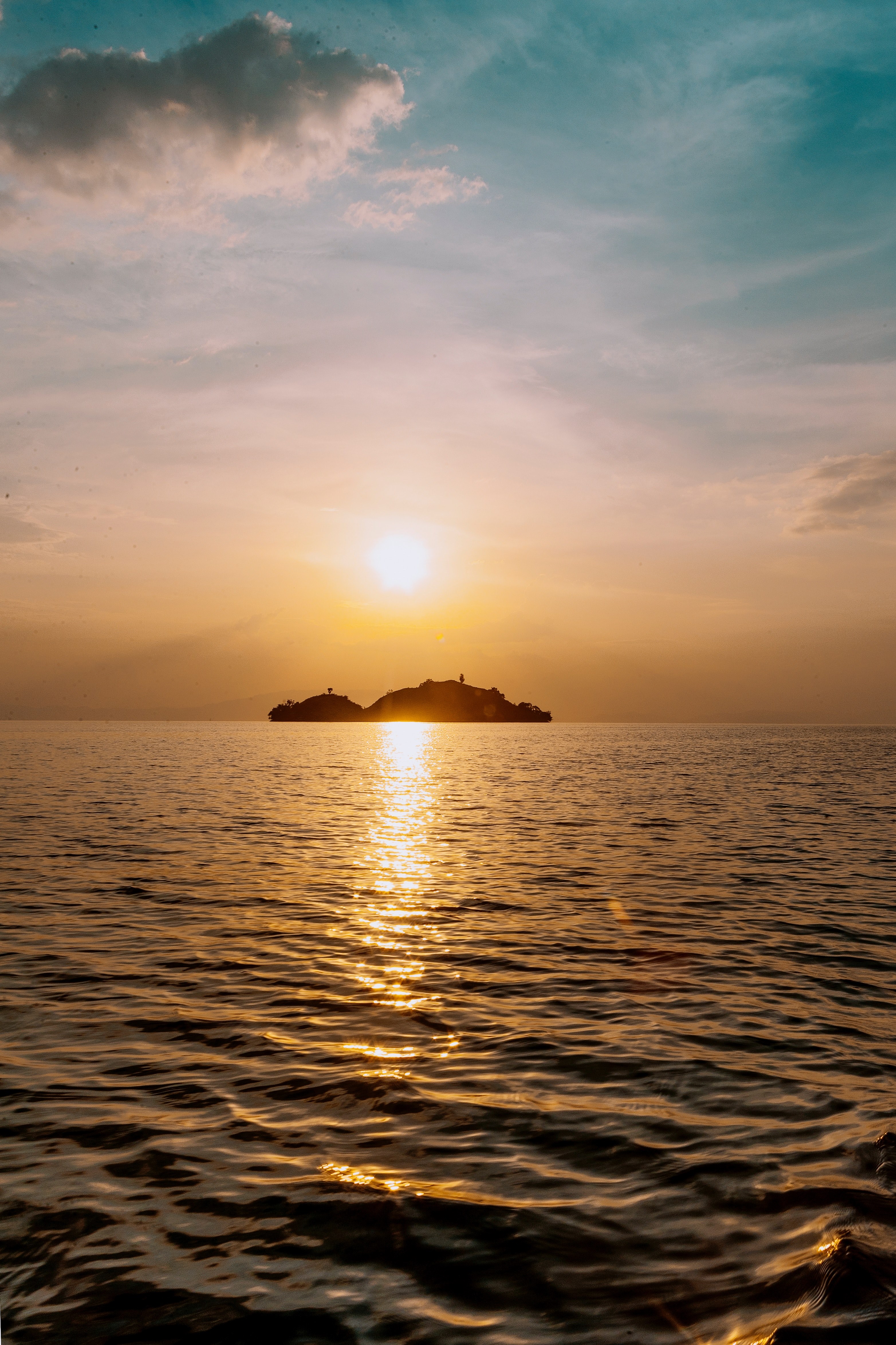 lonely island 4k, Phone HD Wallpaper