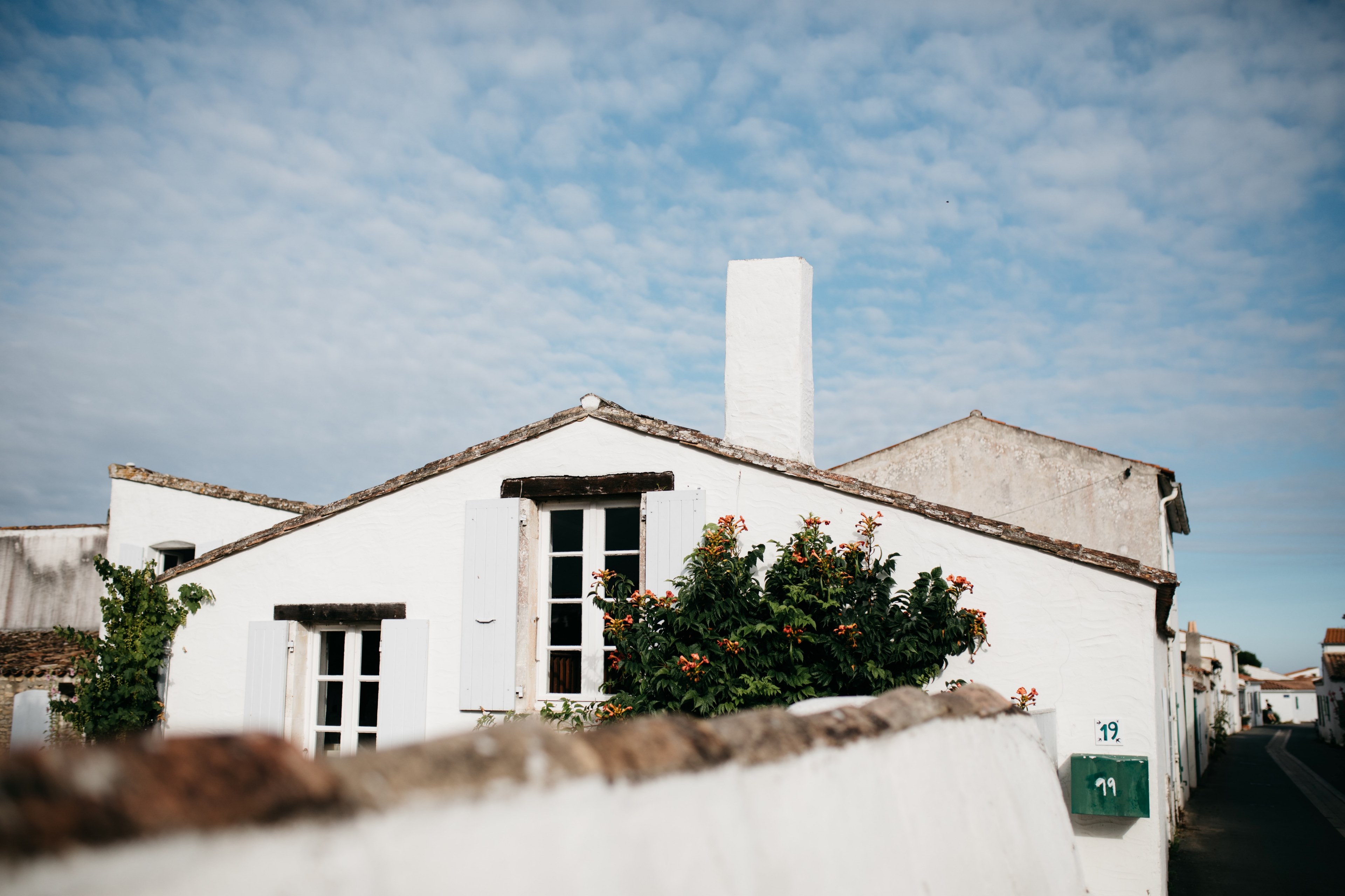white house in loix with chimney windows and bush in front, local house_ 4k, HD Wallpaper