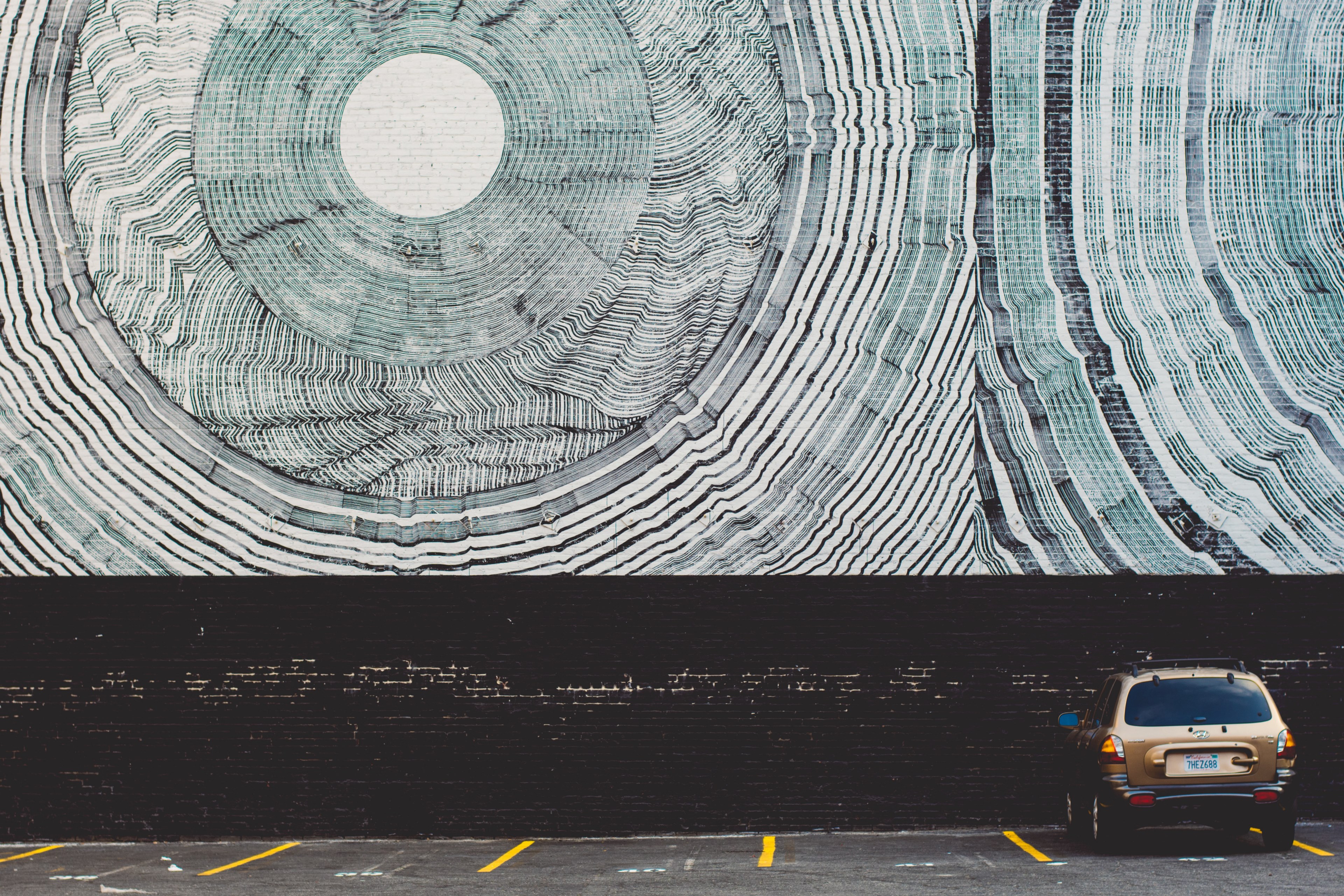 mural in a los angeles with single car parked in parking lot, rings 4k, HD Wallpaper