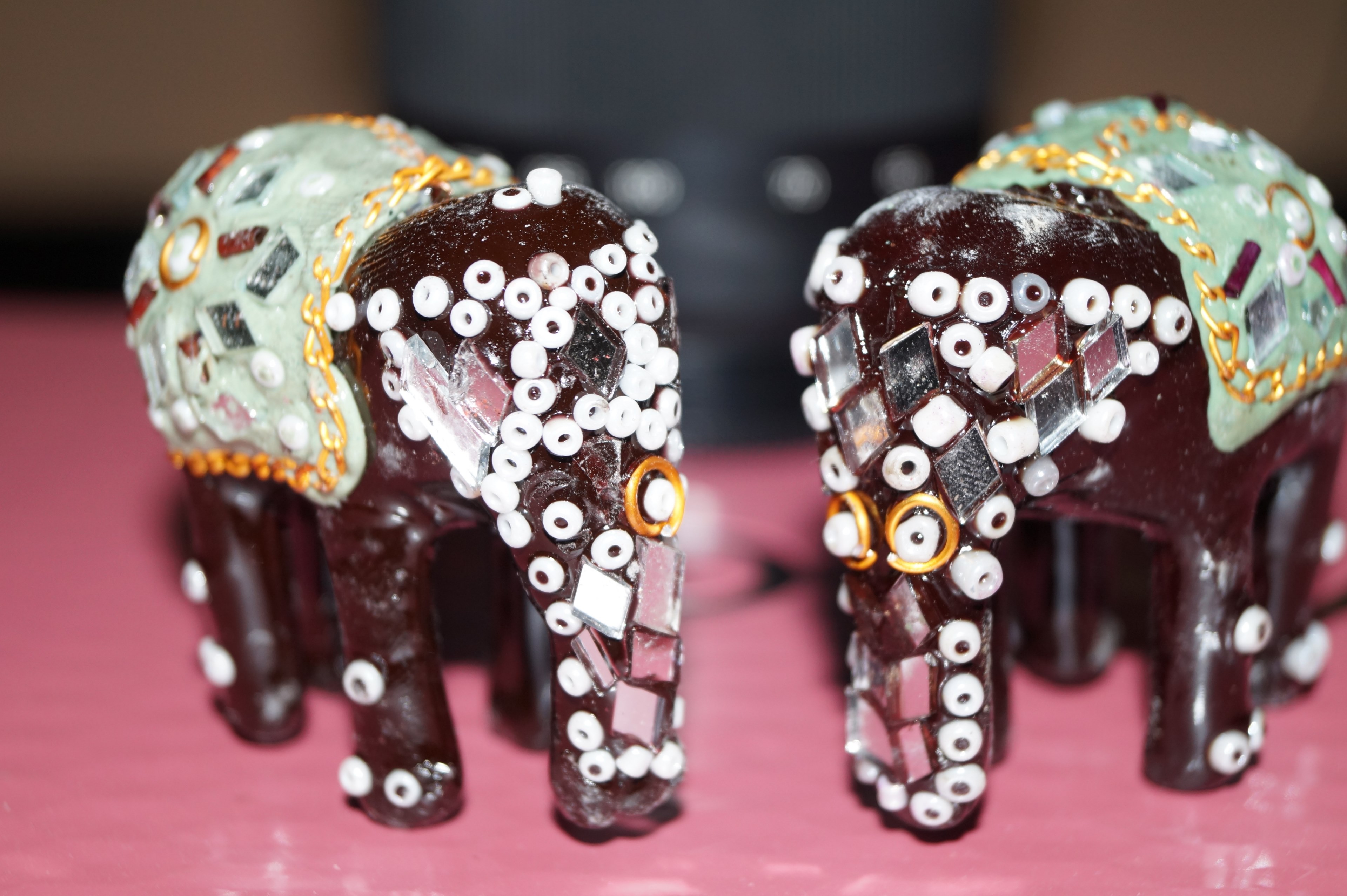 two small wooden elephant toys 4k, HD Wallpaper