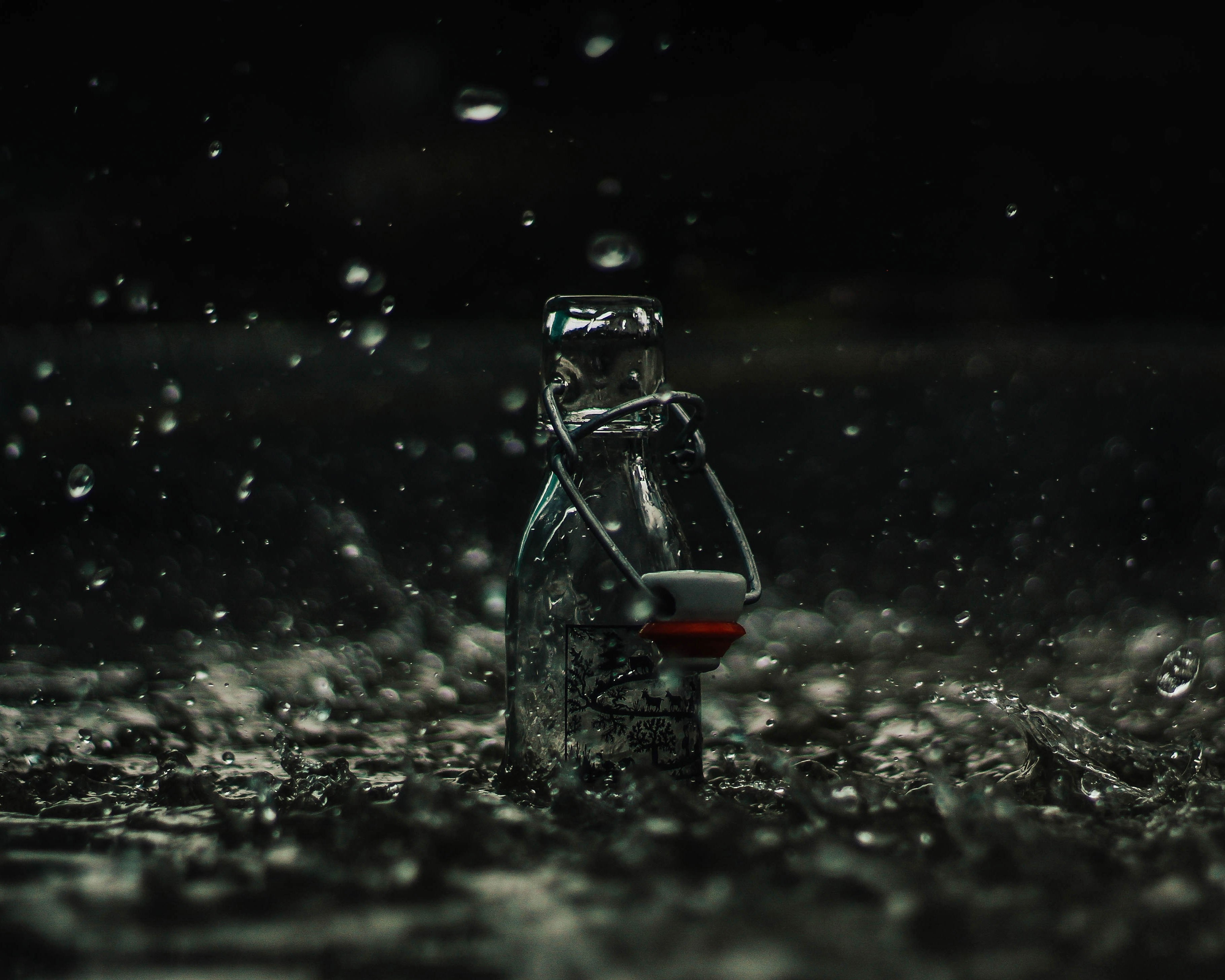glass bottle collects rain as water splashes around it, water in a bottle 4k, HD Wallpaper