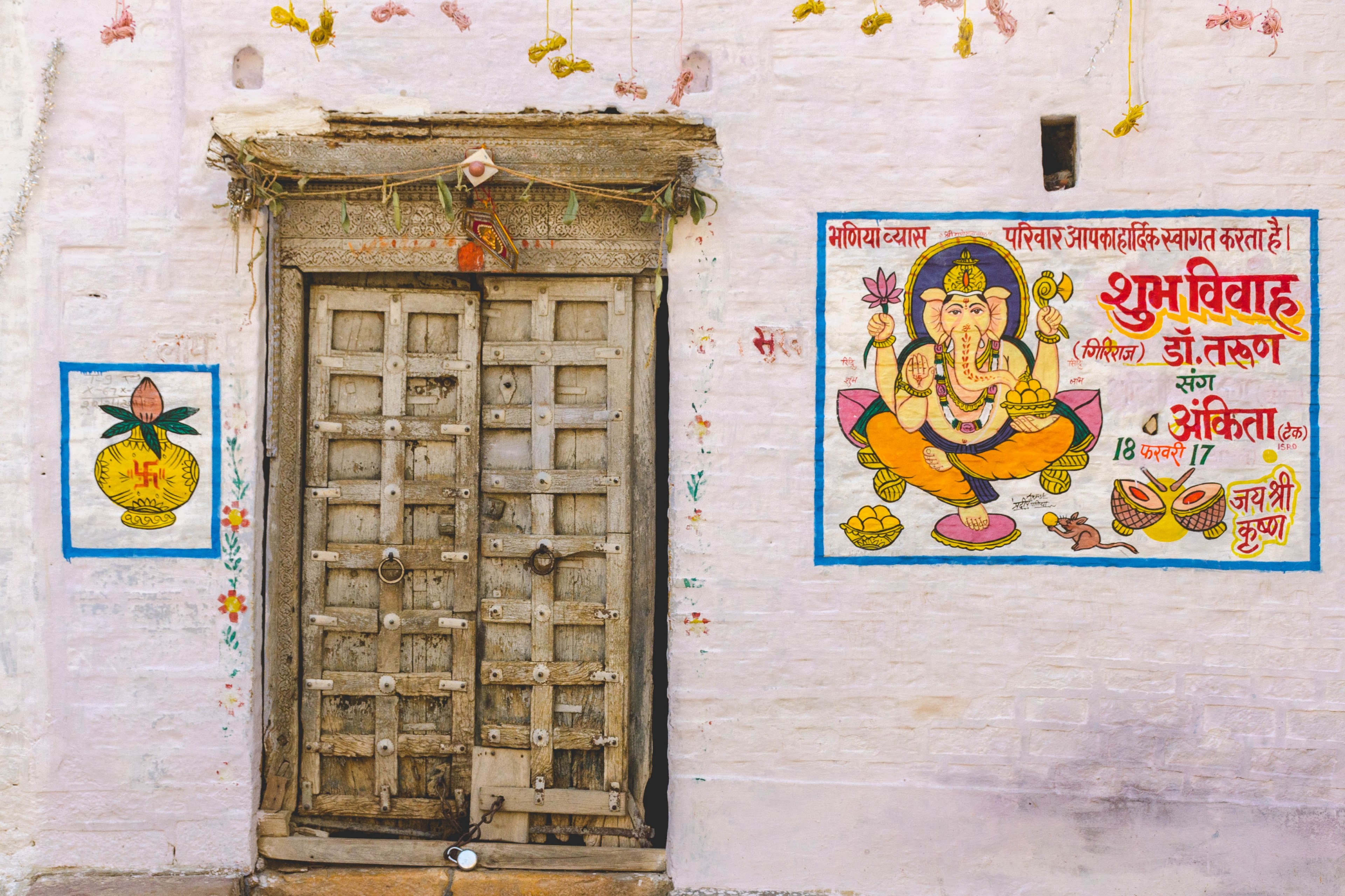 marriage invite on a door in jaisalmer 4k, HD Wallpaper