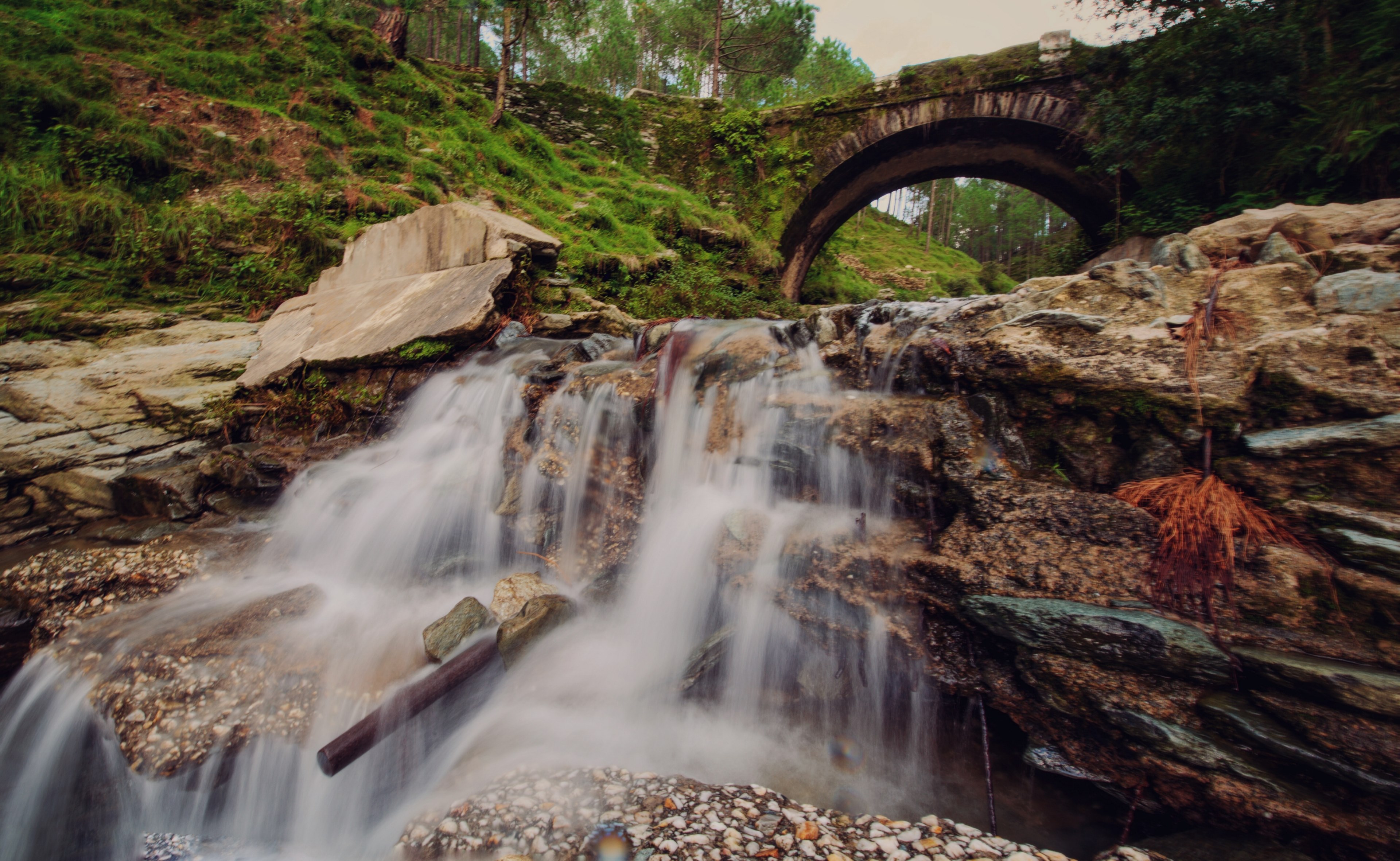 misty waterfalls rush down cascading rocks in the woods, sippin waterfalls 4k, HD Wallpaper