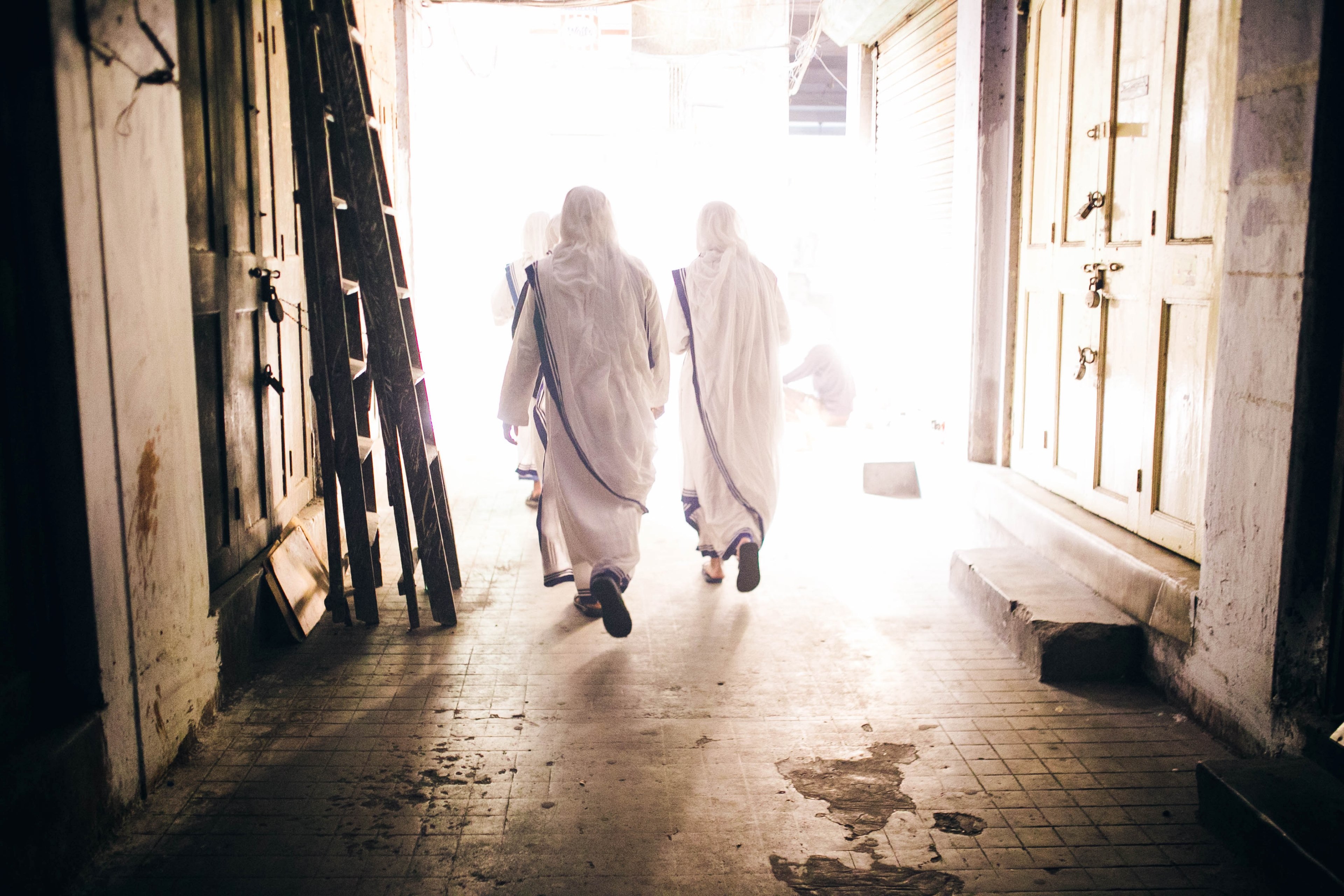 two men dressed in white walking on a bright street, _entering the light 4k, HD Wallpaper