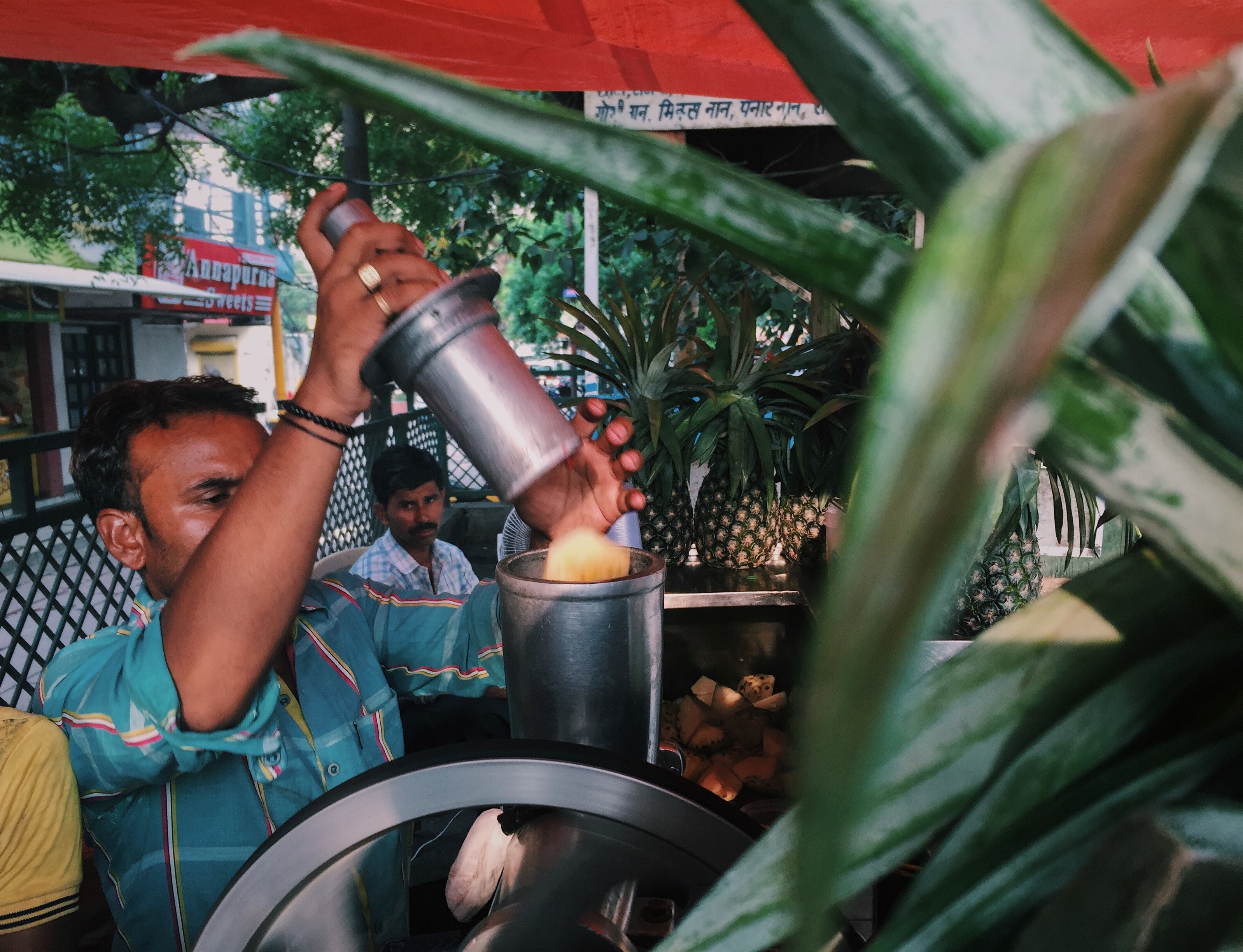 making fresh juice, _fruit stall vendor 4k, HD Wallpaper