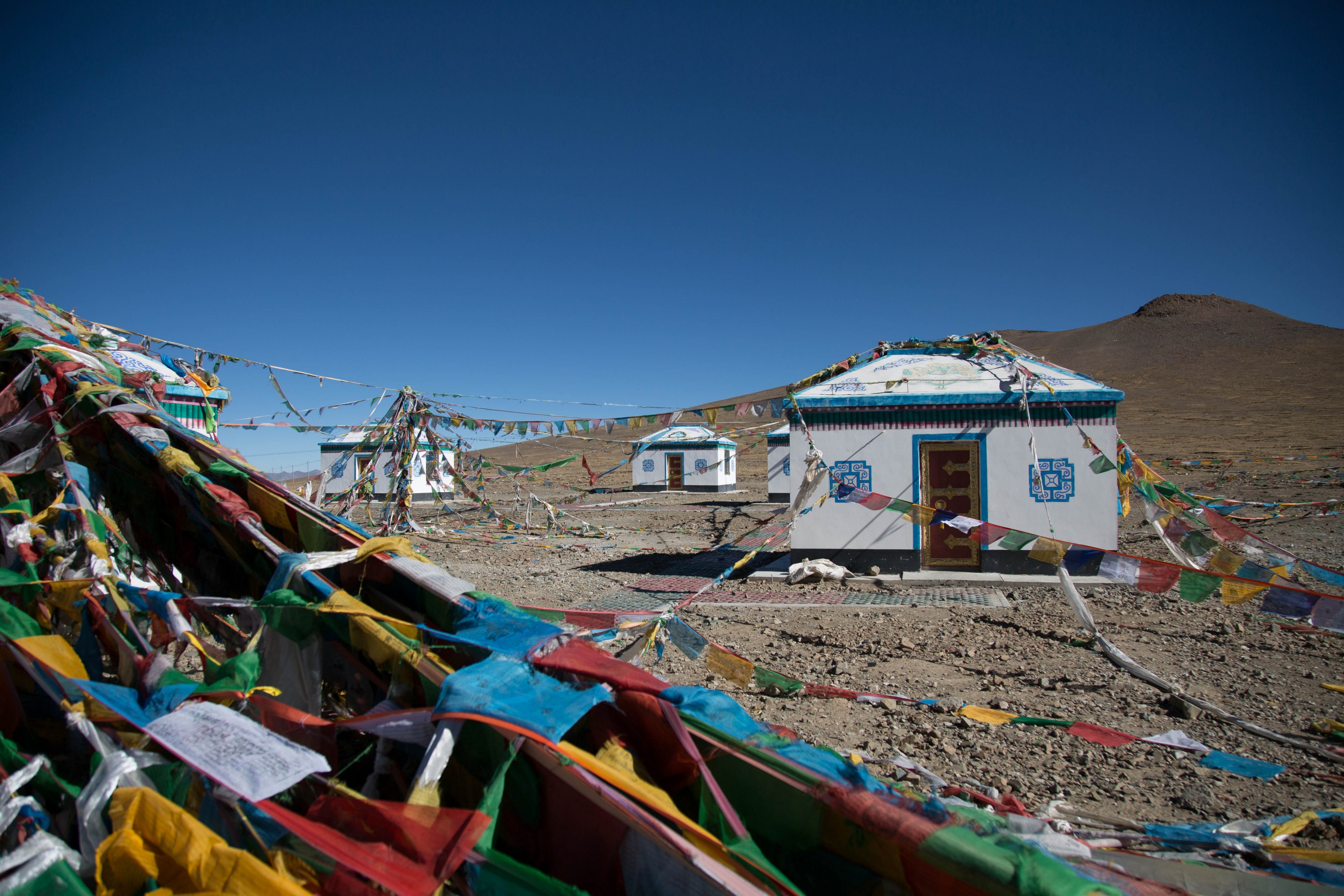 blue and white mount everest base camp houses with streamers running between them, on the way to everest 4k, HD Wallpaper