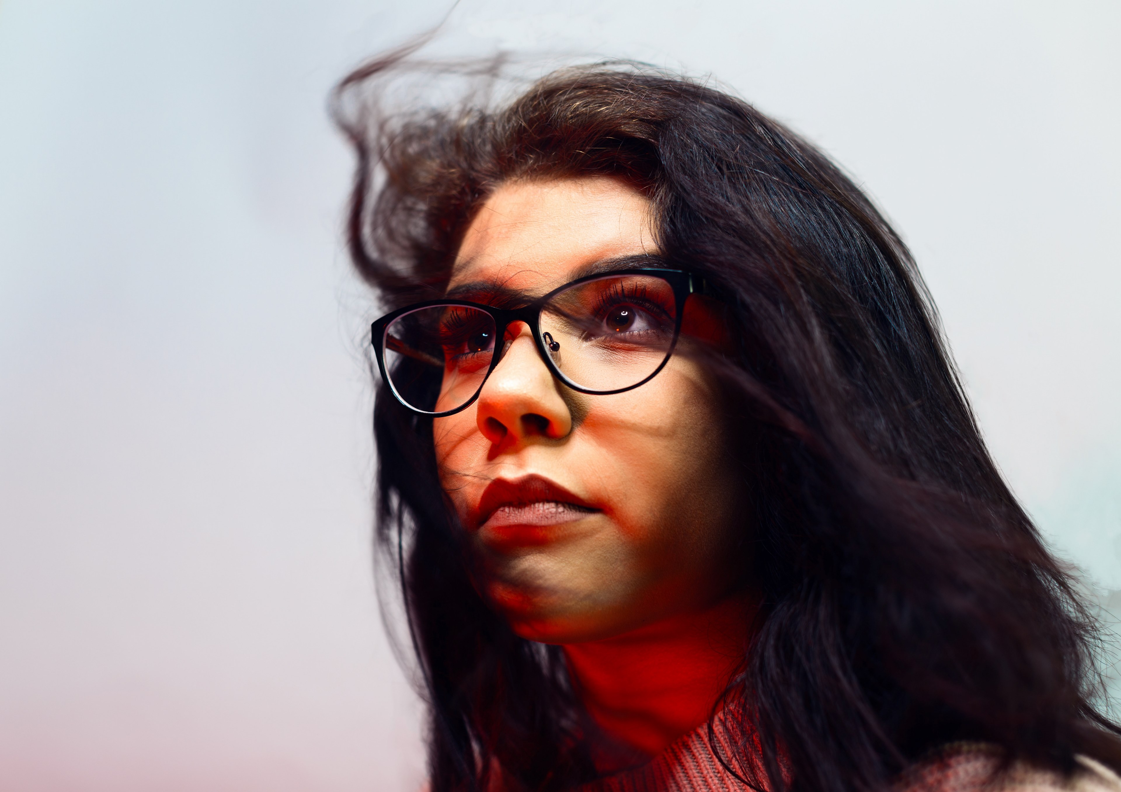 focused woman wearing glasses looking up curiously, focal point 4k, HD Wallpaper