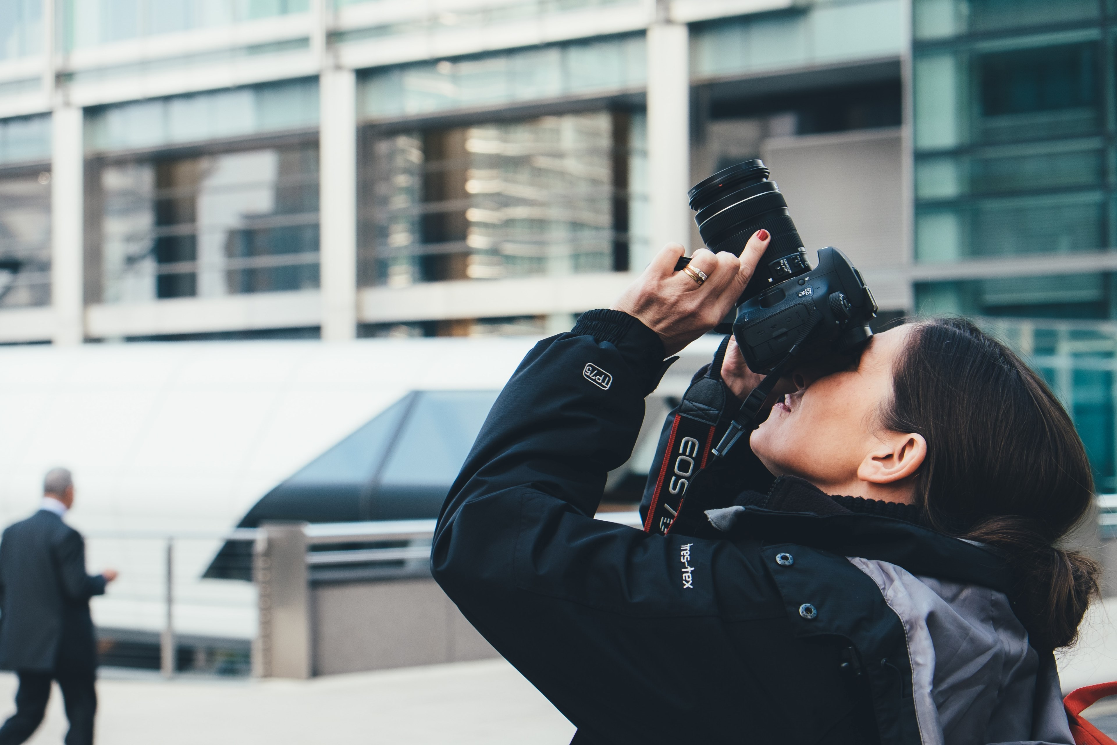 a woman taking a photograph with a long lens camera pointed high up, woman photographing buildings 4k, HD Wallpaper