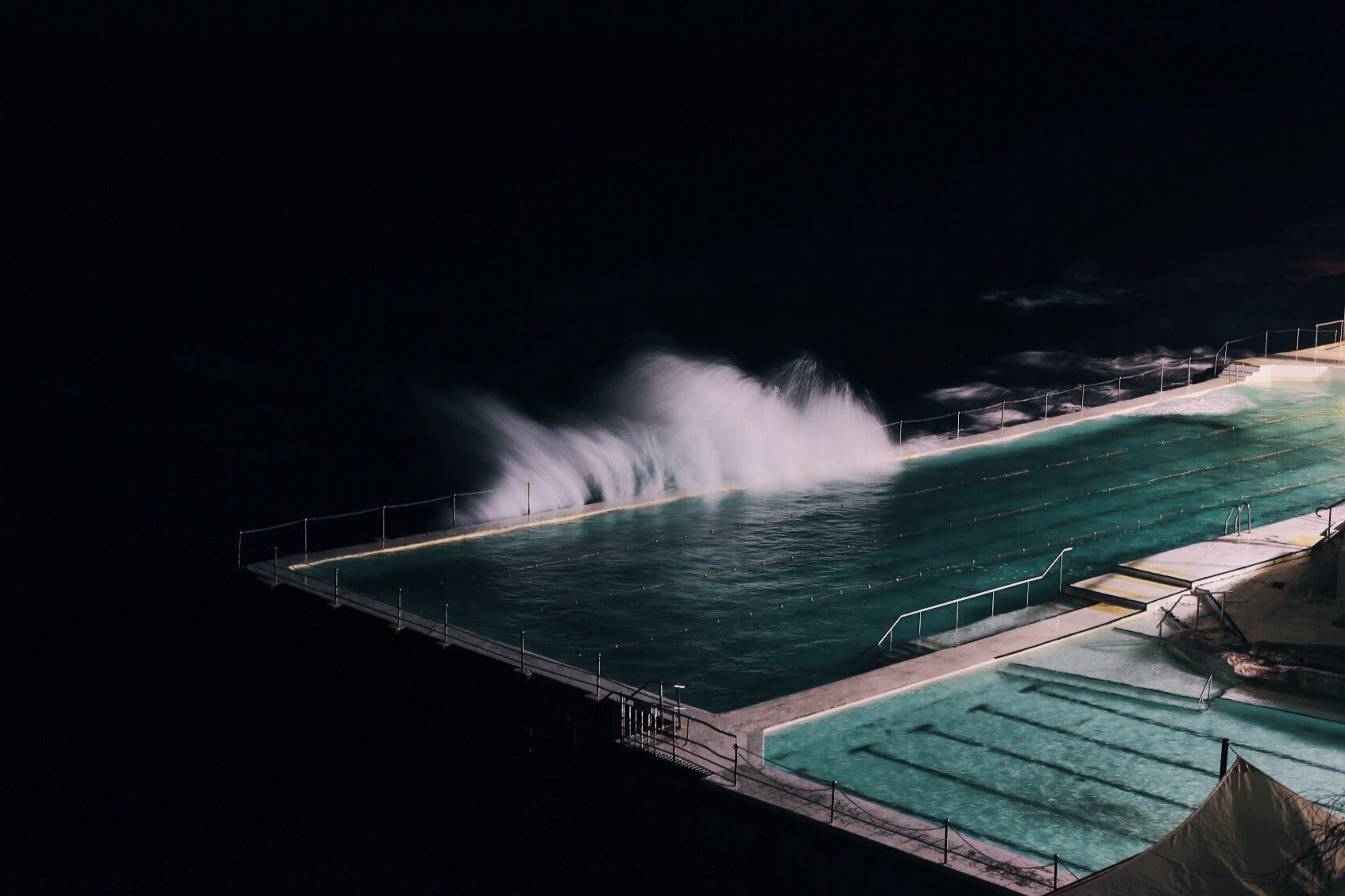 bondi beach at night with waves from the ocean splashing into it, bondi beach pool 4k, HD Wallpaper