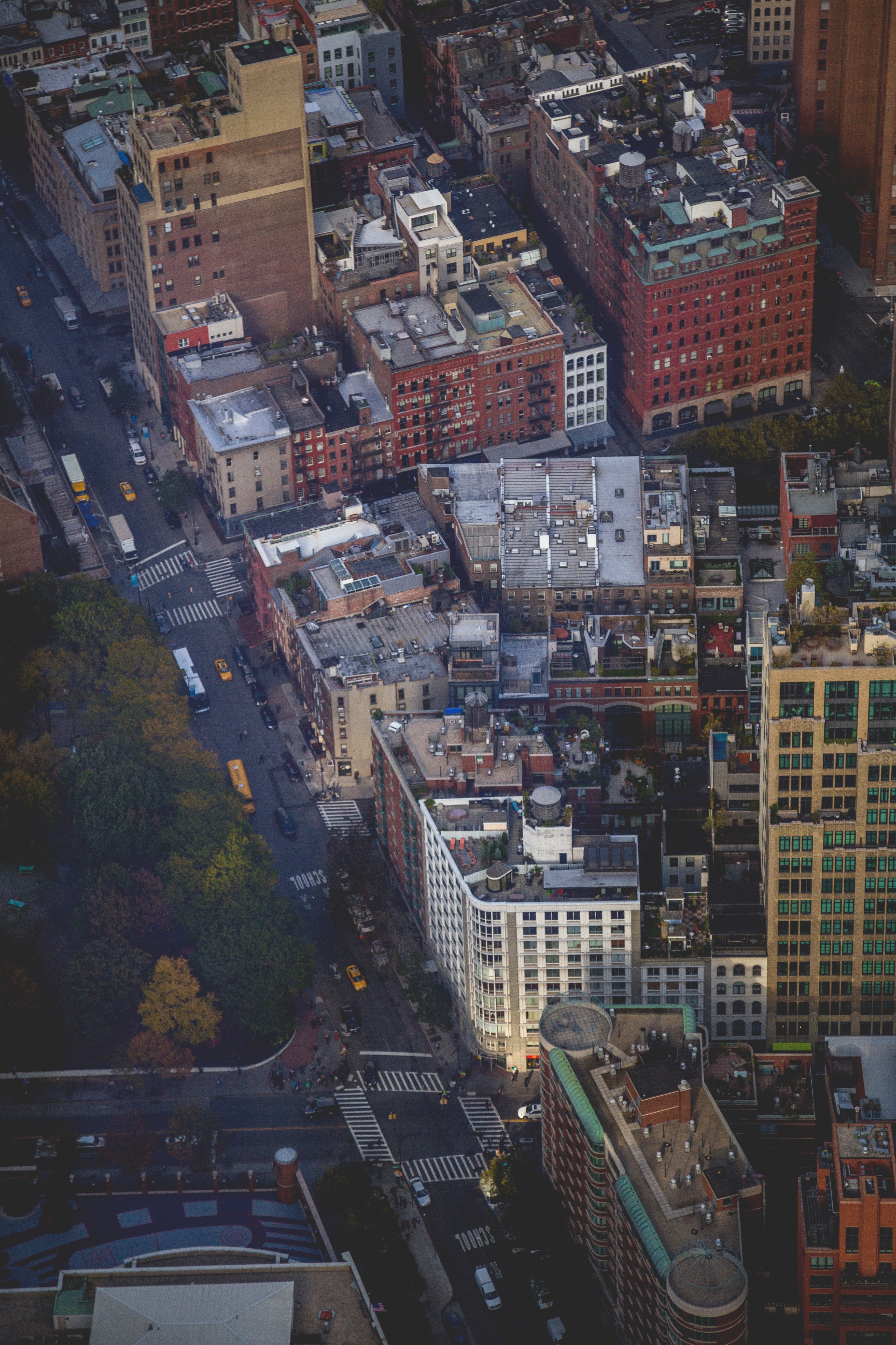drone shot of busy manhattan street with daytime traffic and city buildings, city of toy cars 4k, Phone HD Wallpaper
