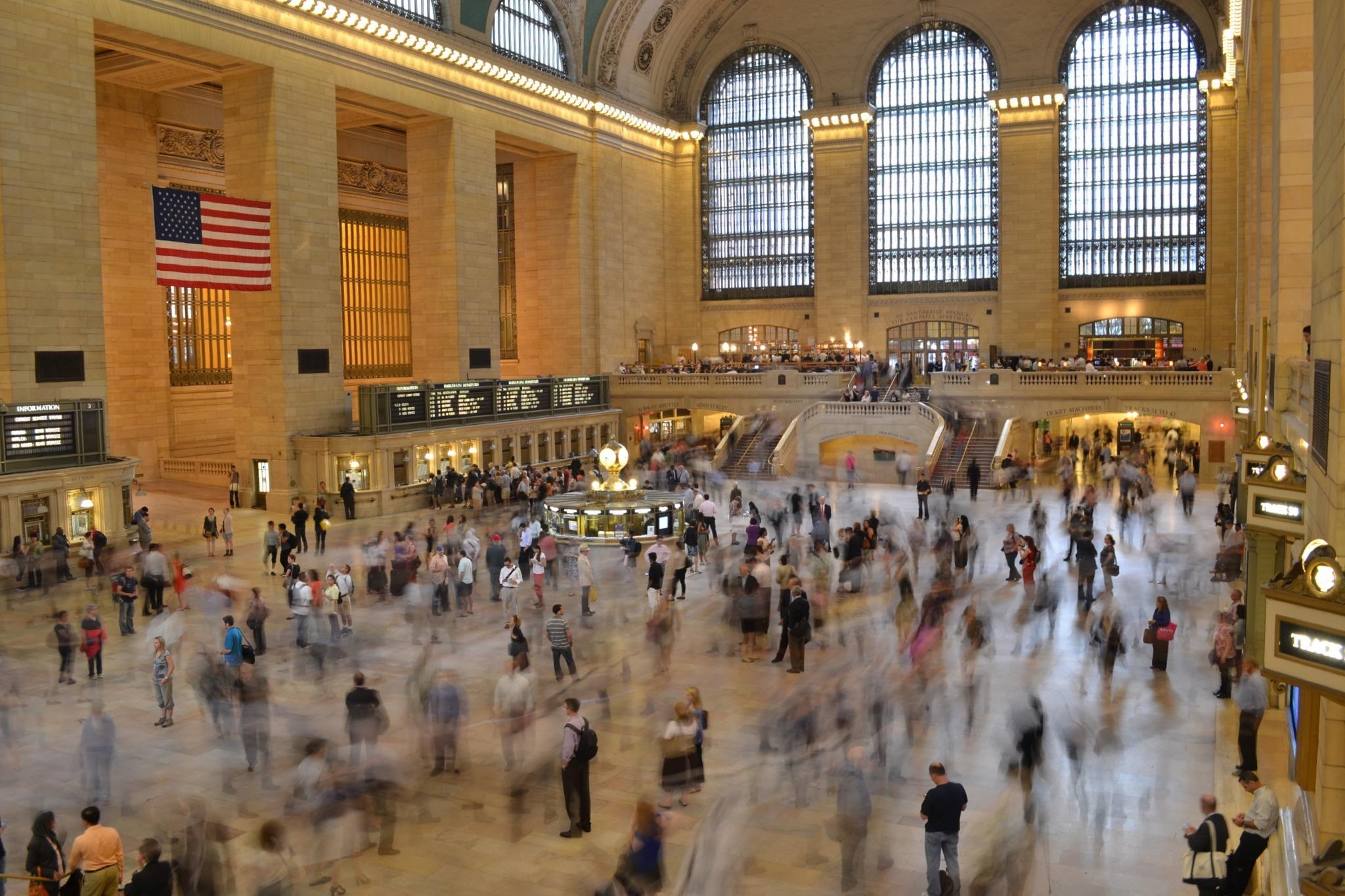 a long exposure shot of the interior of grand central terminal in new york, crowded terminal in long exposure 4k, HD Wallpaper