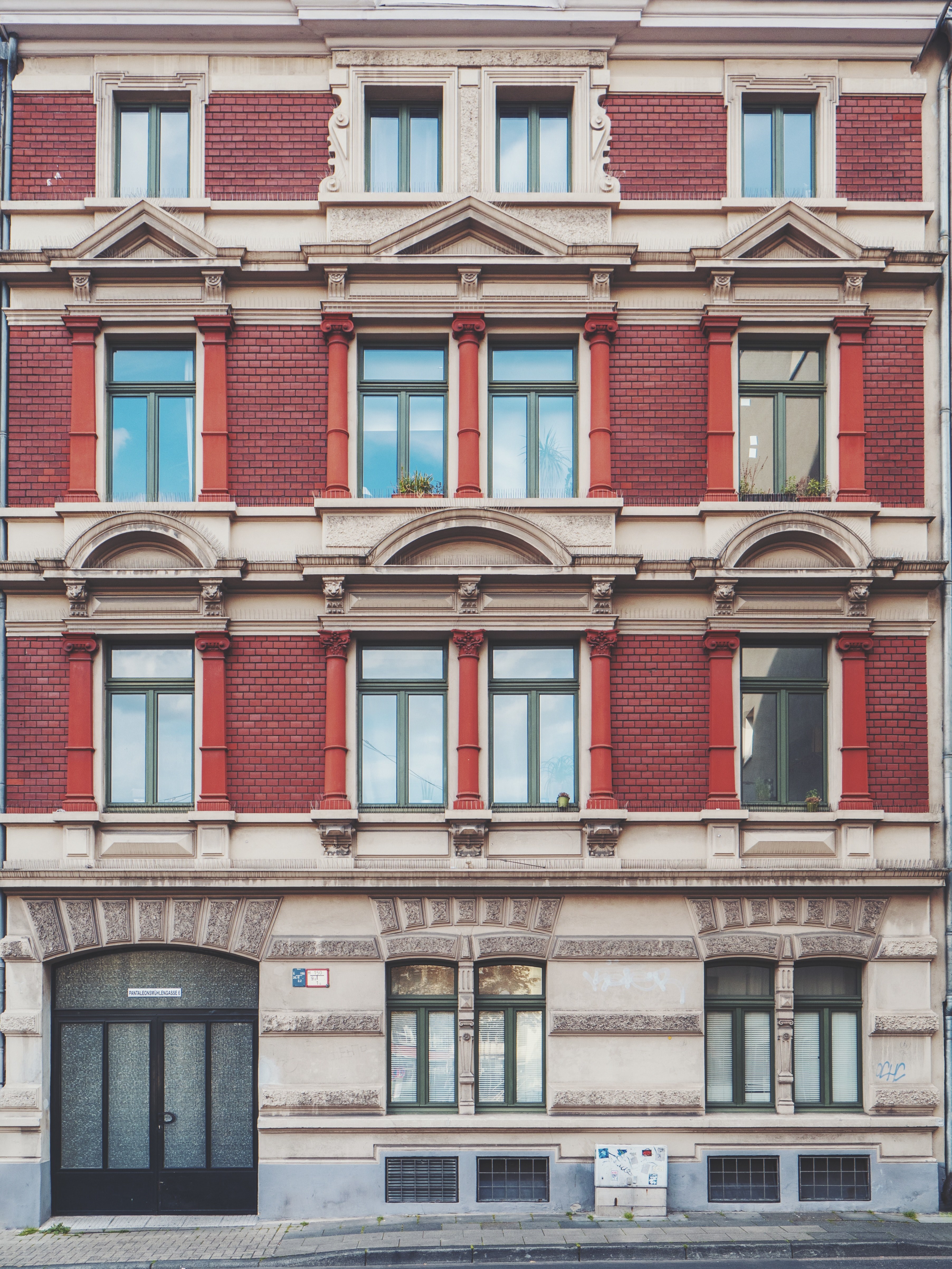 building facade apartment and window hd, 4k, Phone HD Wallpaper