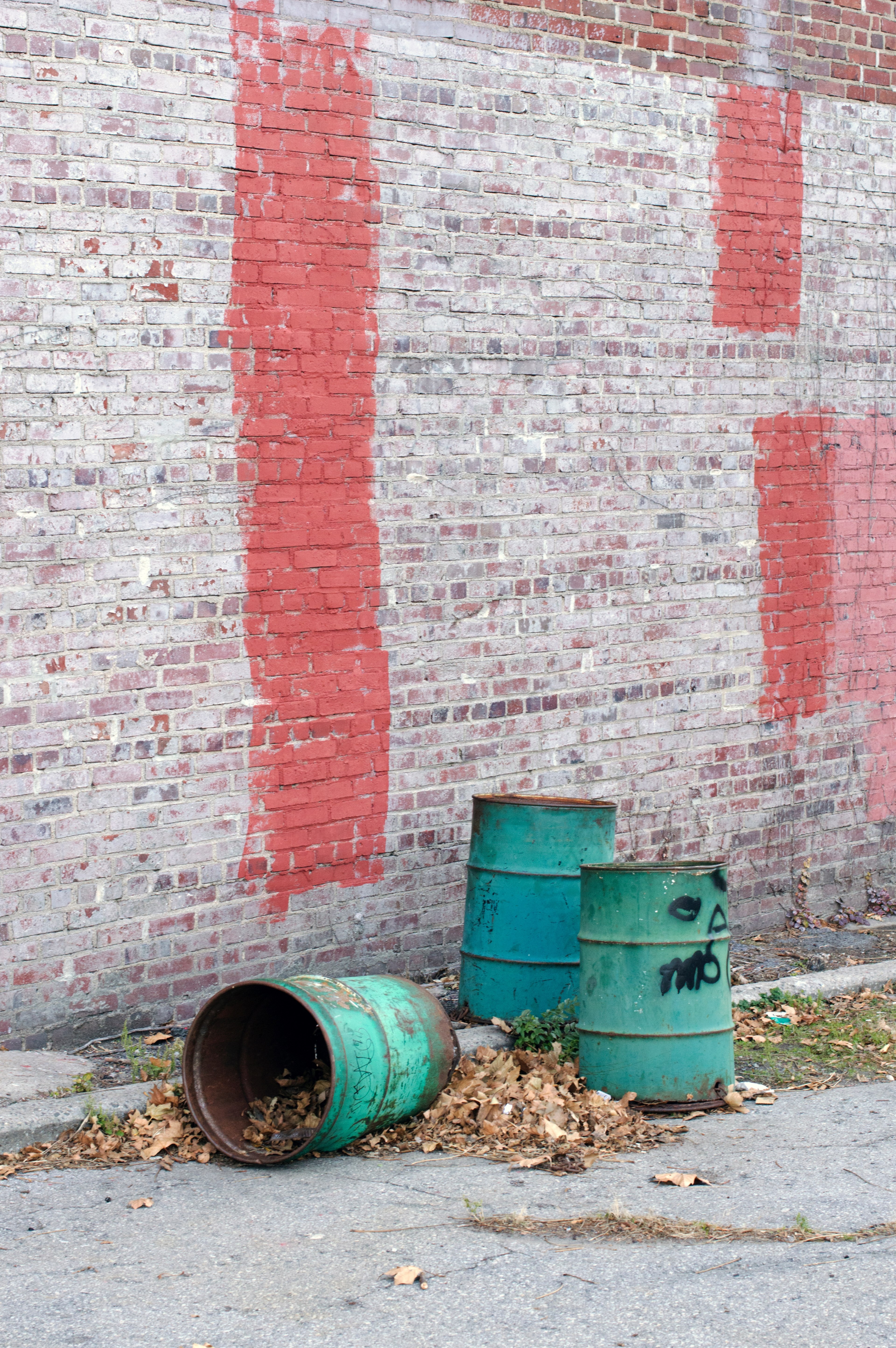 barrel alley wall and trashcan hd, 4k, Phone HD Wallpaper