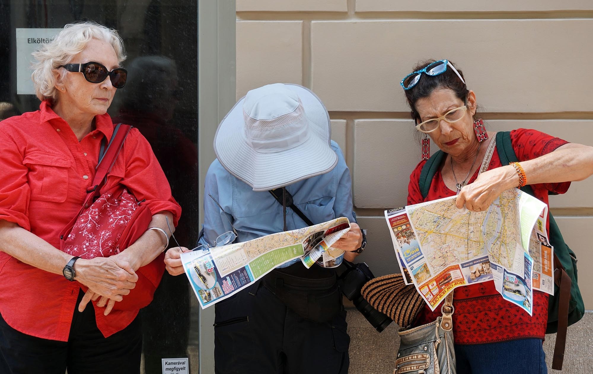 tourist sister friend and elderly 4k, HD Wallpaper