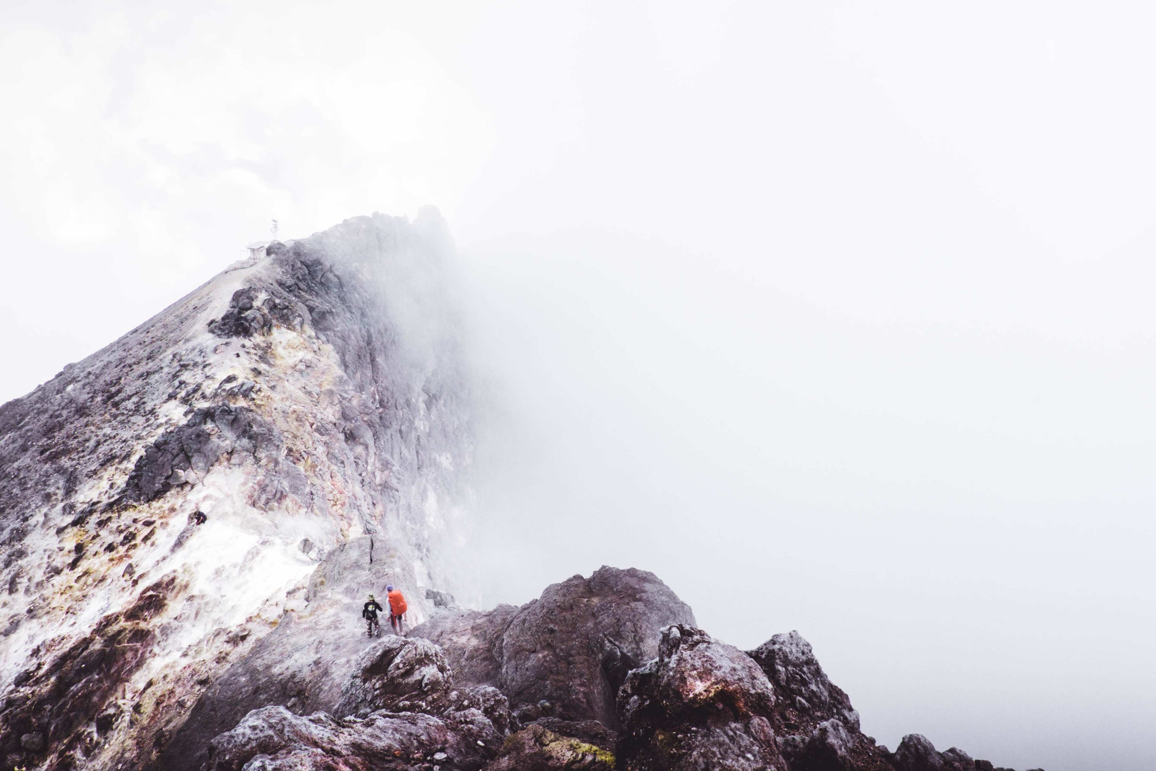hikers walk toward the summit of snowy mountain in fog, hiking to the top 4k, HD Wallpaper