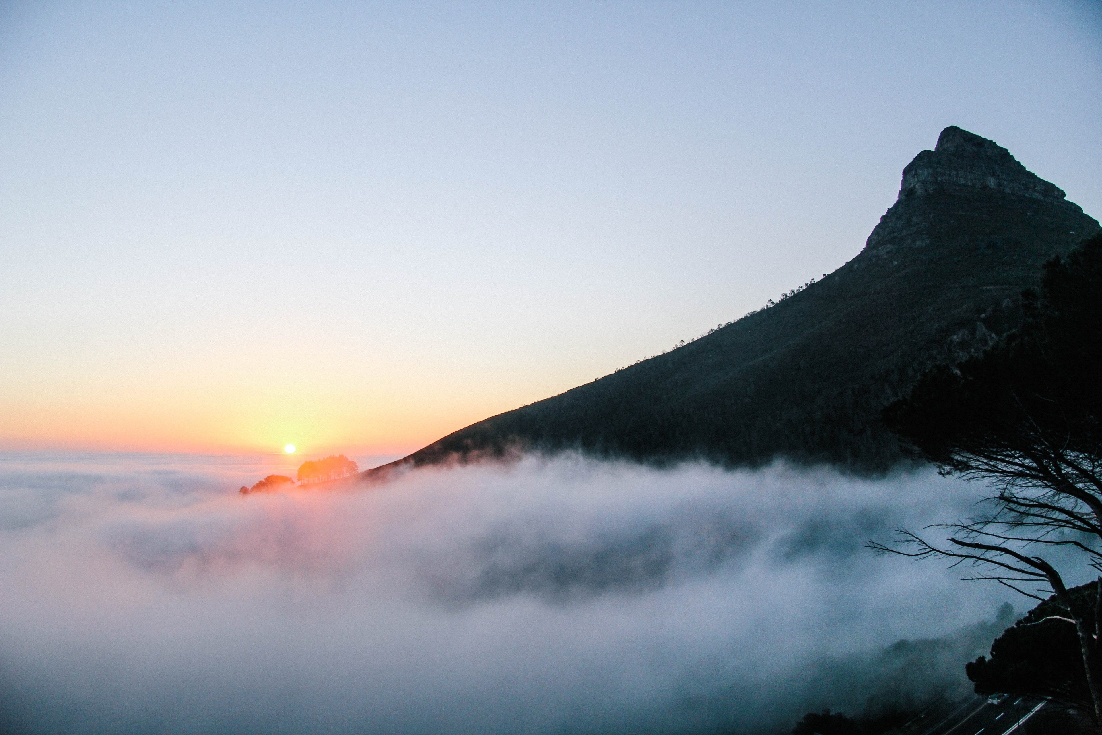foggy sunset below peak during dusk in cape town, cape town foggy sunset 4k, HD Wallpaper