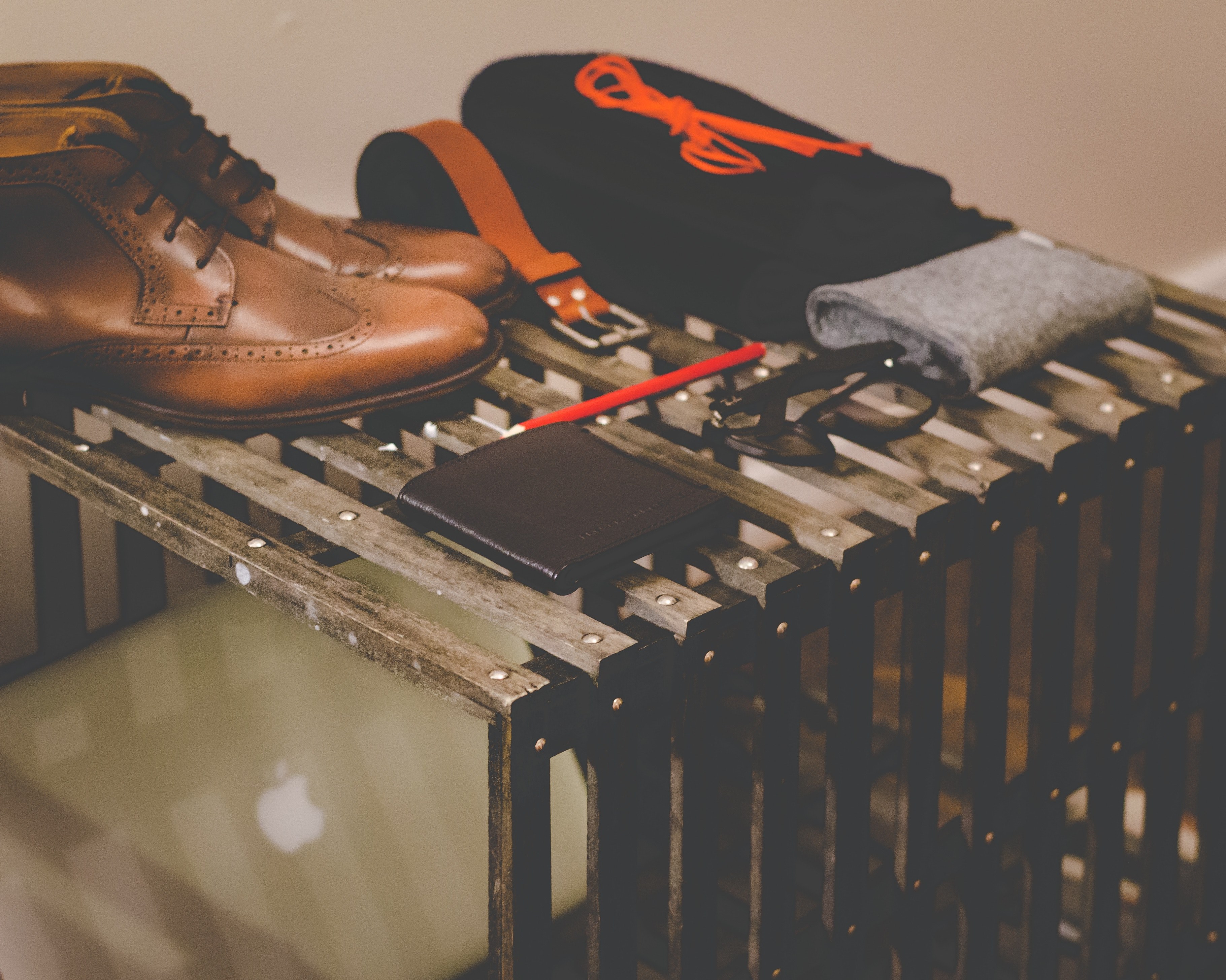 mens shoes hat belt wallet glasses pencil on top of wooden crate, shoes hat belt wooden crate 4k, HD Wallpaper
