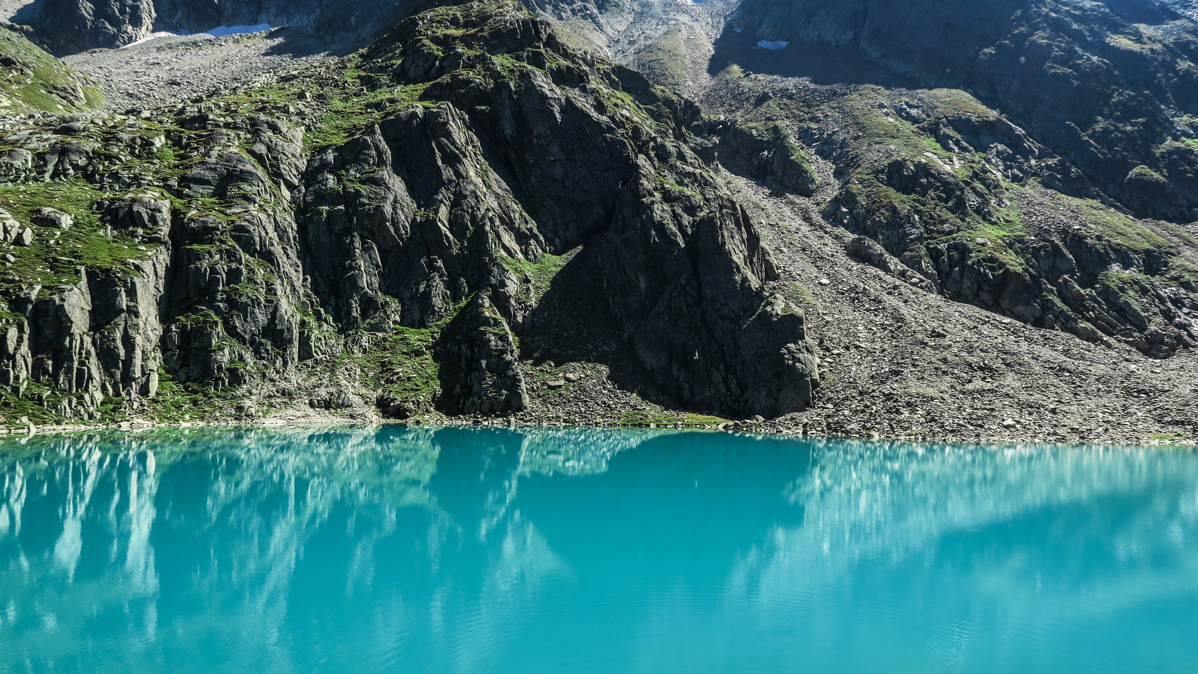 an aquamarine lake beside a mossy mountain, lake by mossy mountain 4k, HD Wallpaper