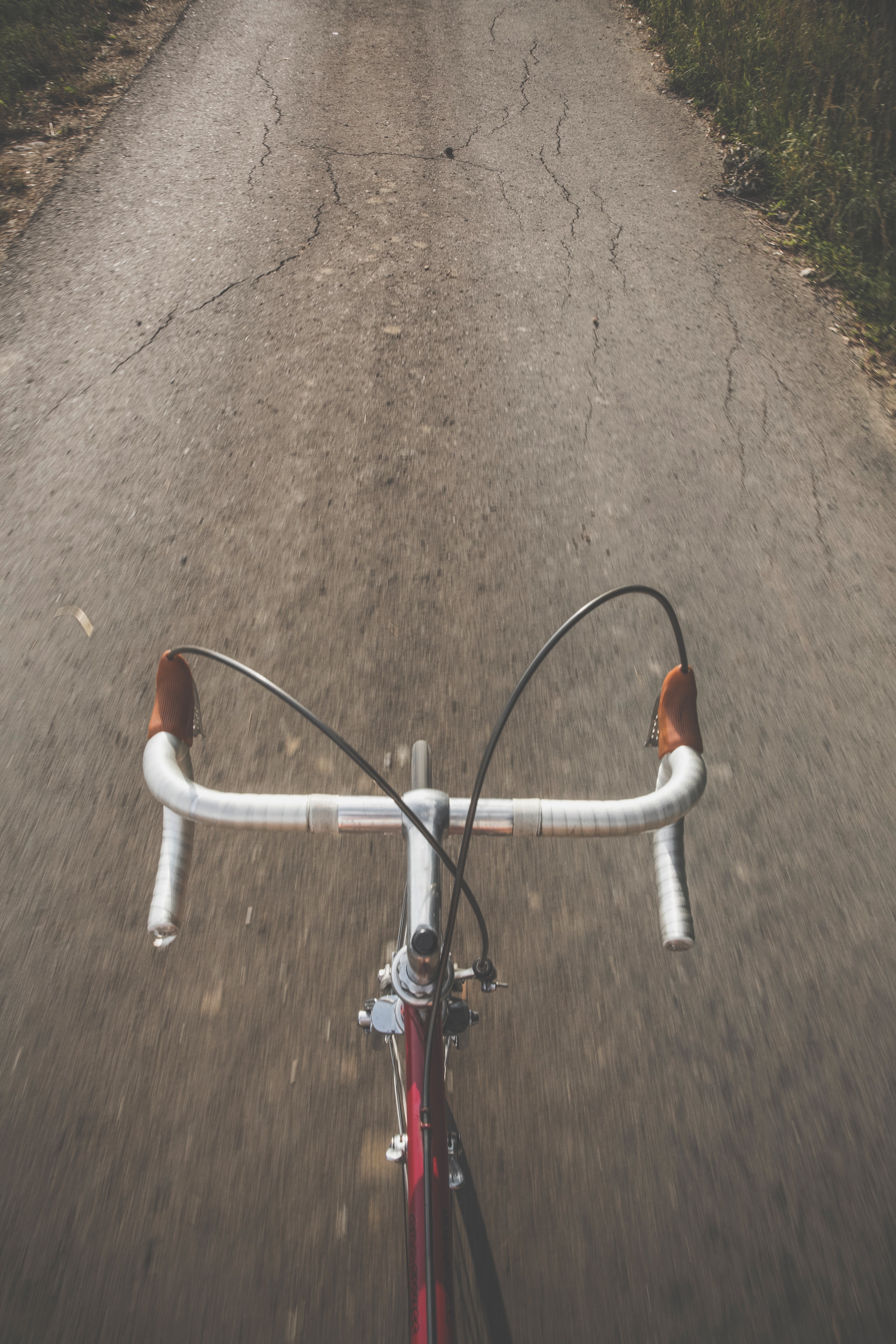 white handlebars and brakes of bike on asphalt road, handlebars on asphalt road 4k, Phone HD Wallpaper