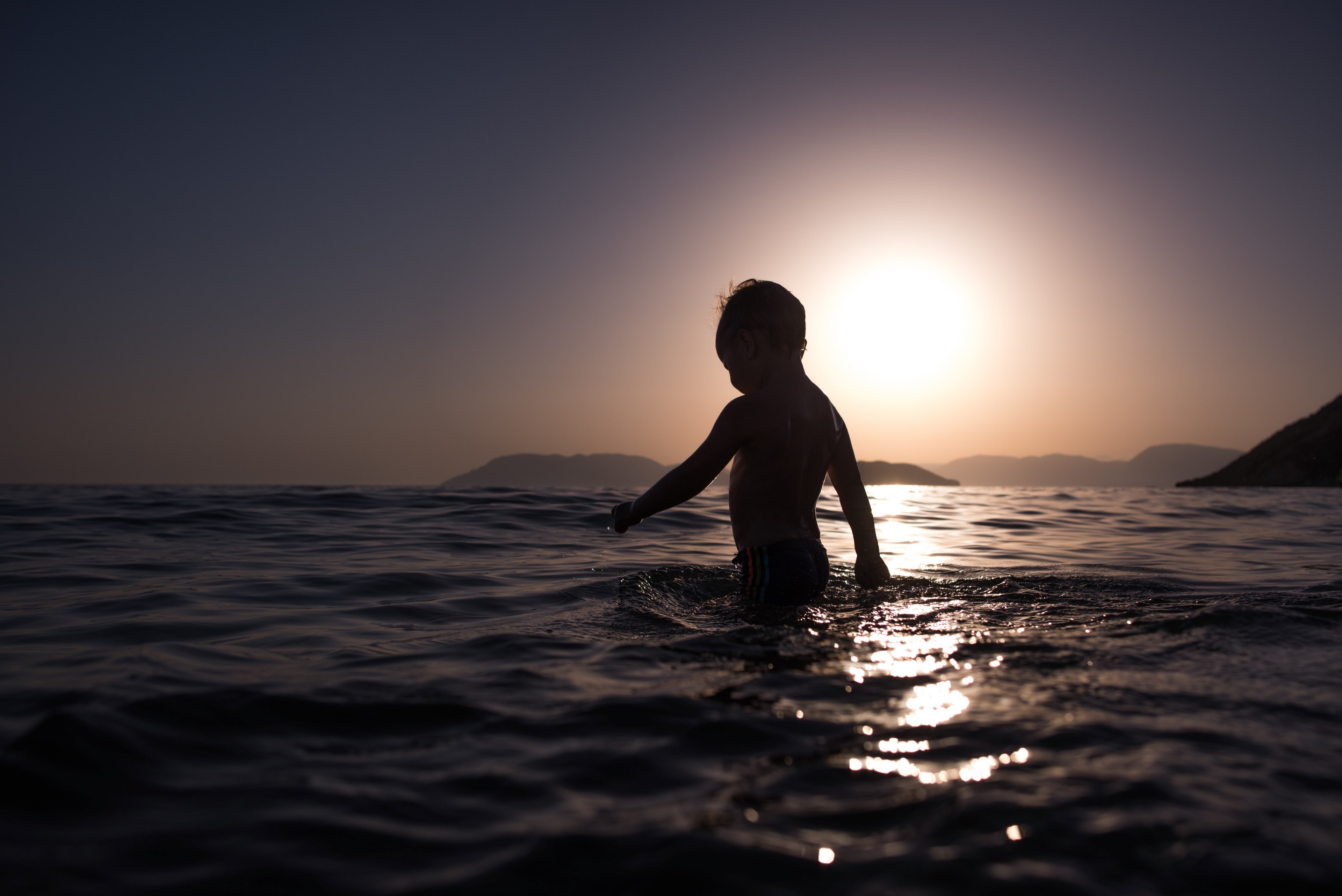 child silhouette entering the ocean at sunset, child entering the ocean 4k, HD Wallpaper