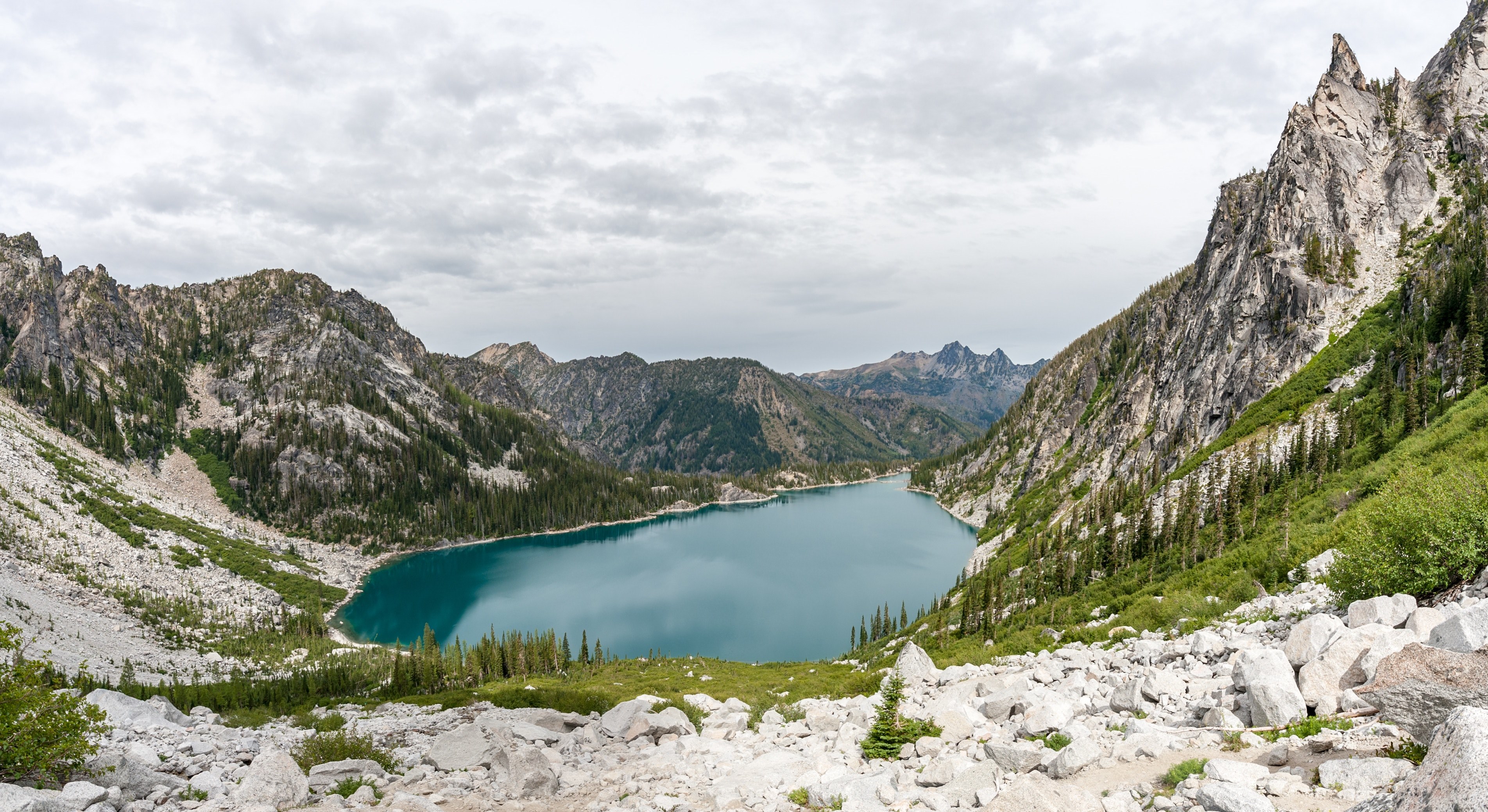 the jade green colchuck lake in the mountains, jade green lake 4k, HD Wallpaper