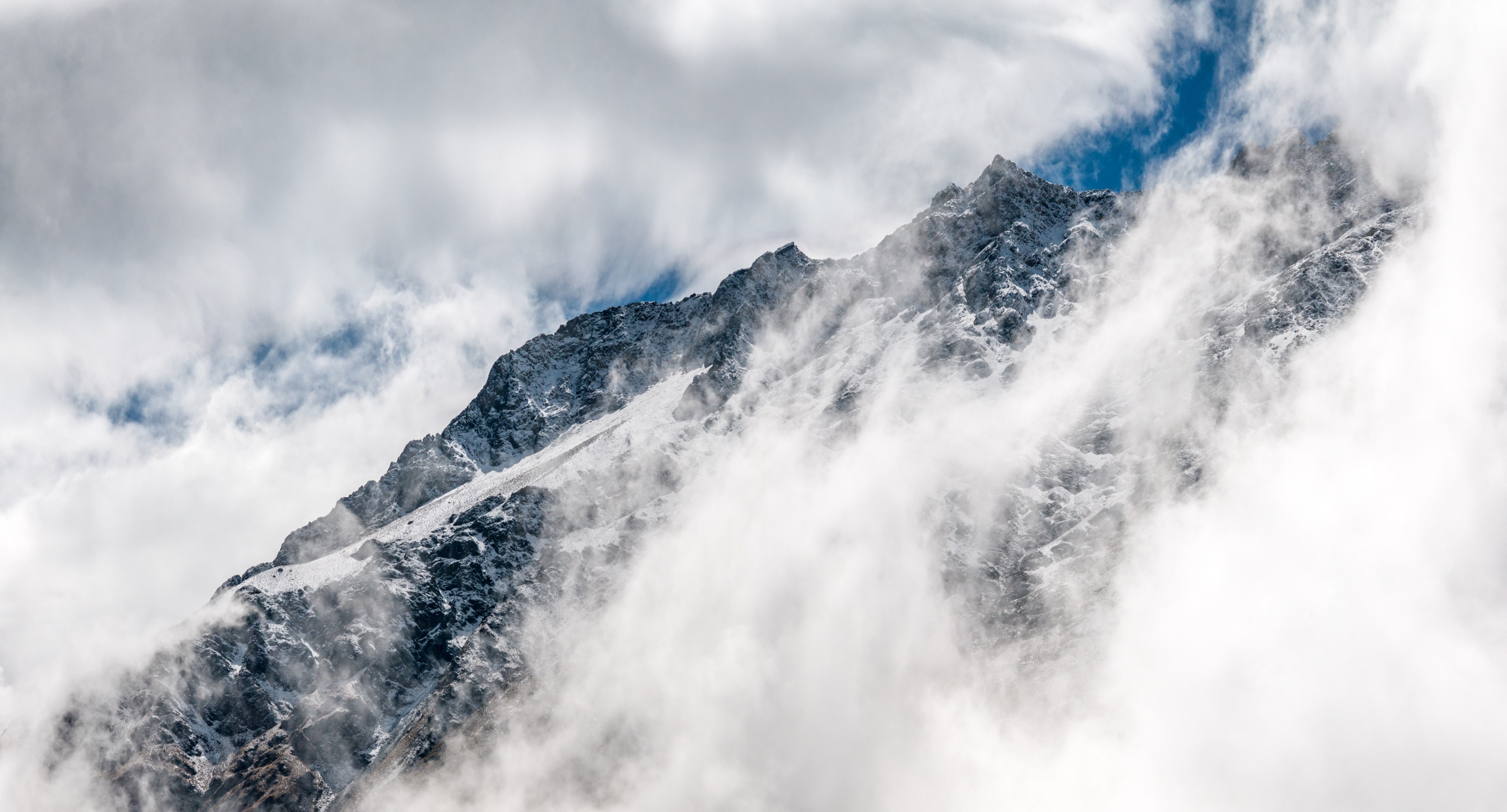 clouds cover a snowy mountainscape in the winter, foggy slopes 4k, HD Wallpaper