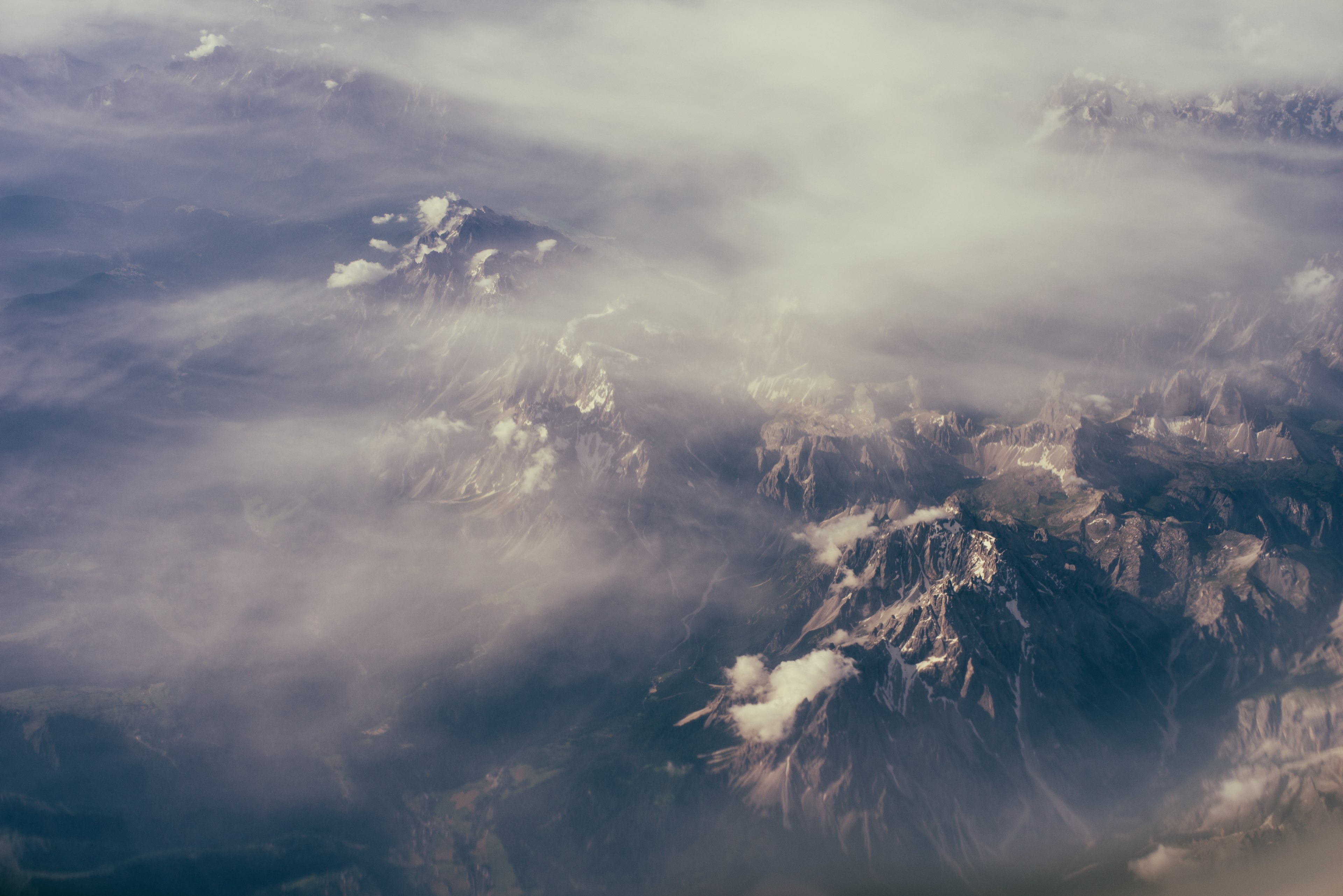 fog covers rocky peaks and valleys of a rocky mountainscape, above the mountainscape 4k, HD Wallpaper