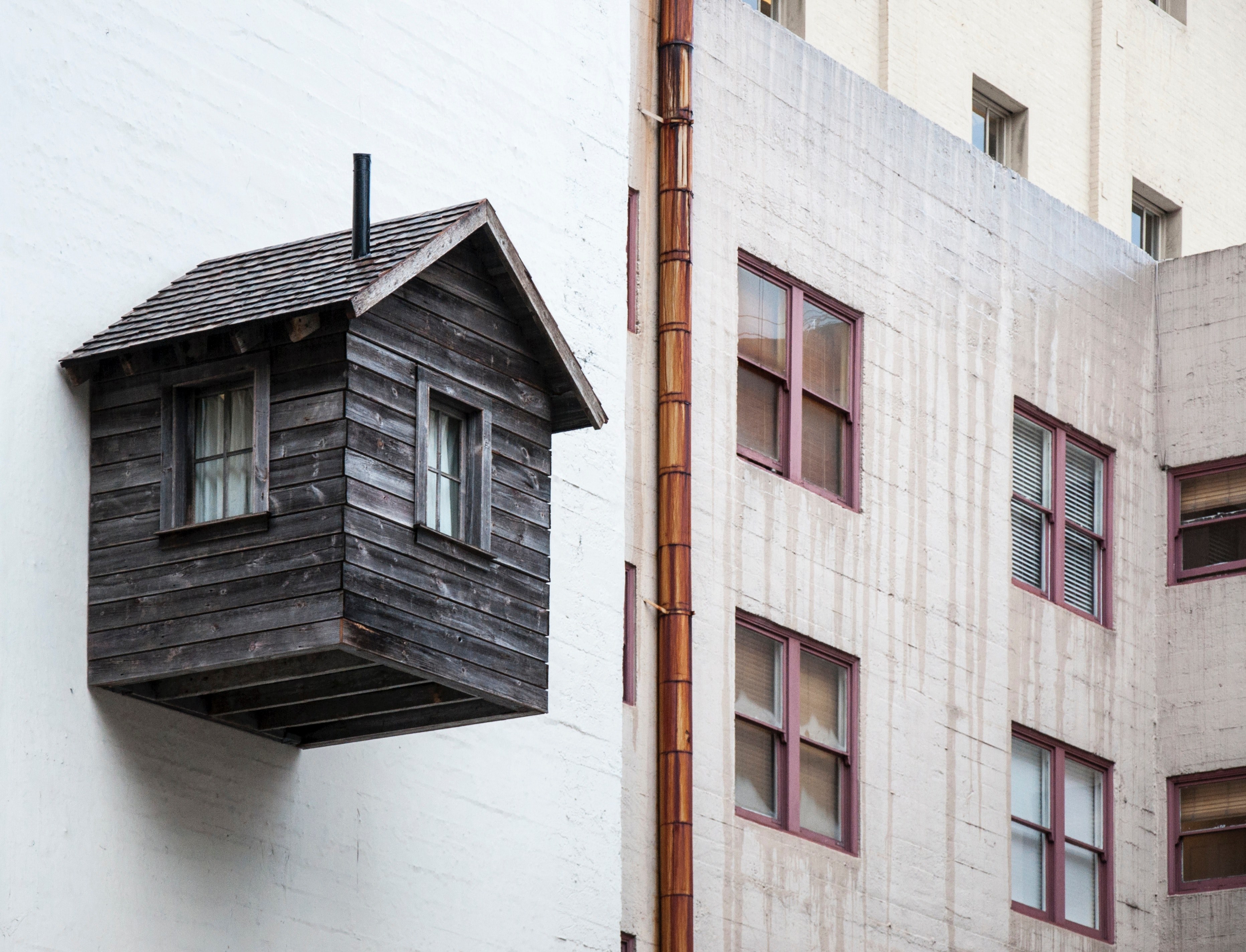 wooden shed cabin stuck on apartment wall in sutter street, cabin on exterior of building 4k, HD Wallpaper