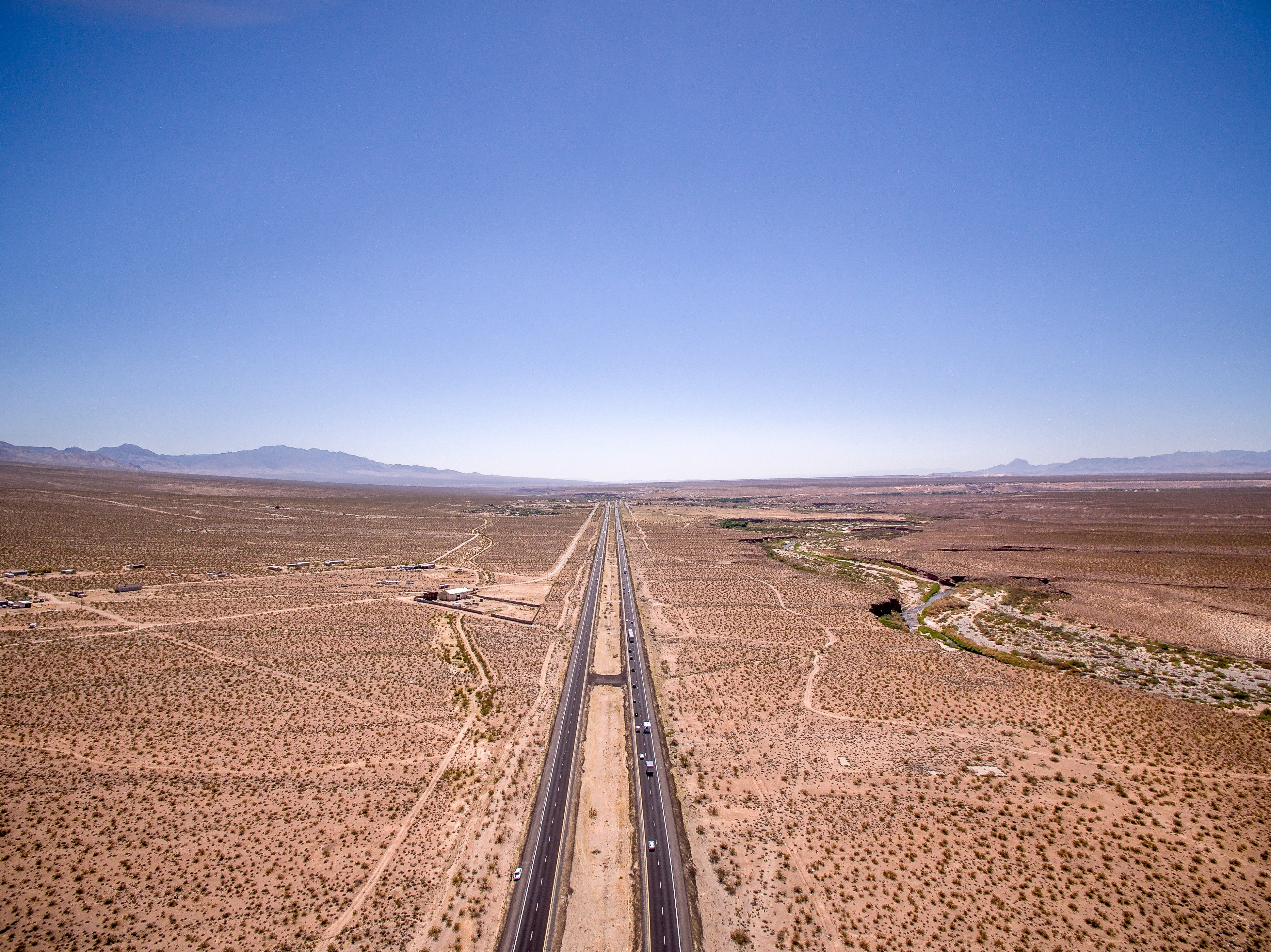 highway roads divide the rocky desert terrain in arizona, arizona heat 4k, HD Wallpaper