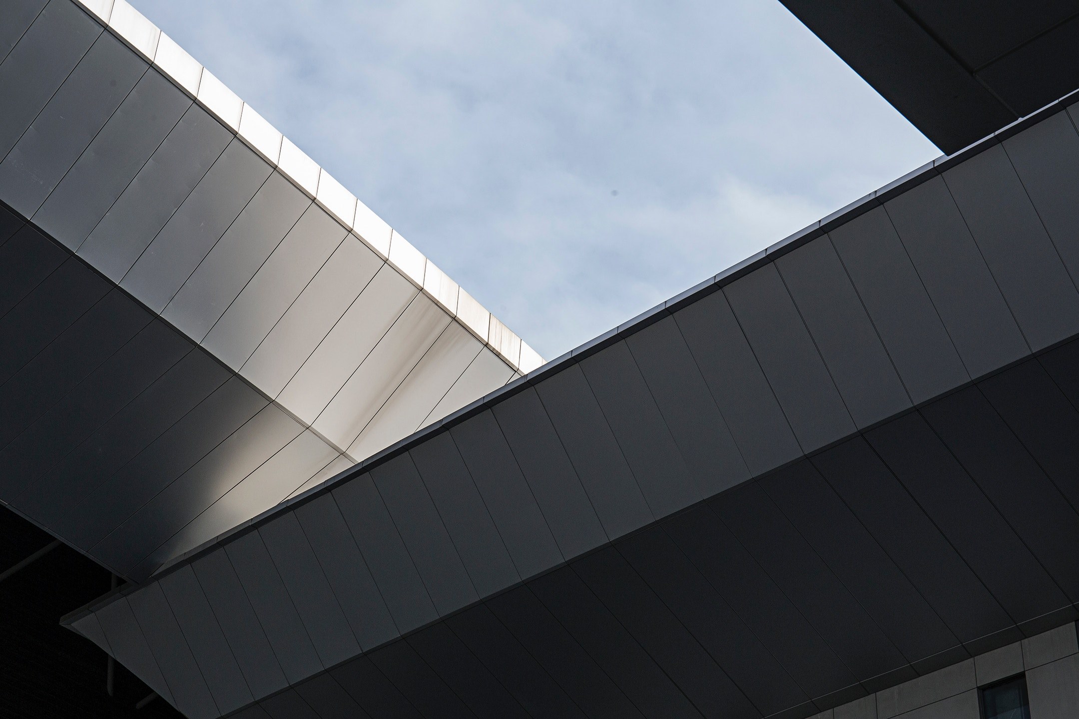 a skylight in a ceiling of white metal plates, skylight in industrial ceiling 4k, HD Wallpaper