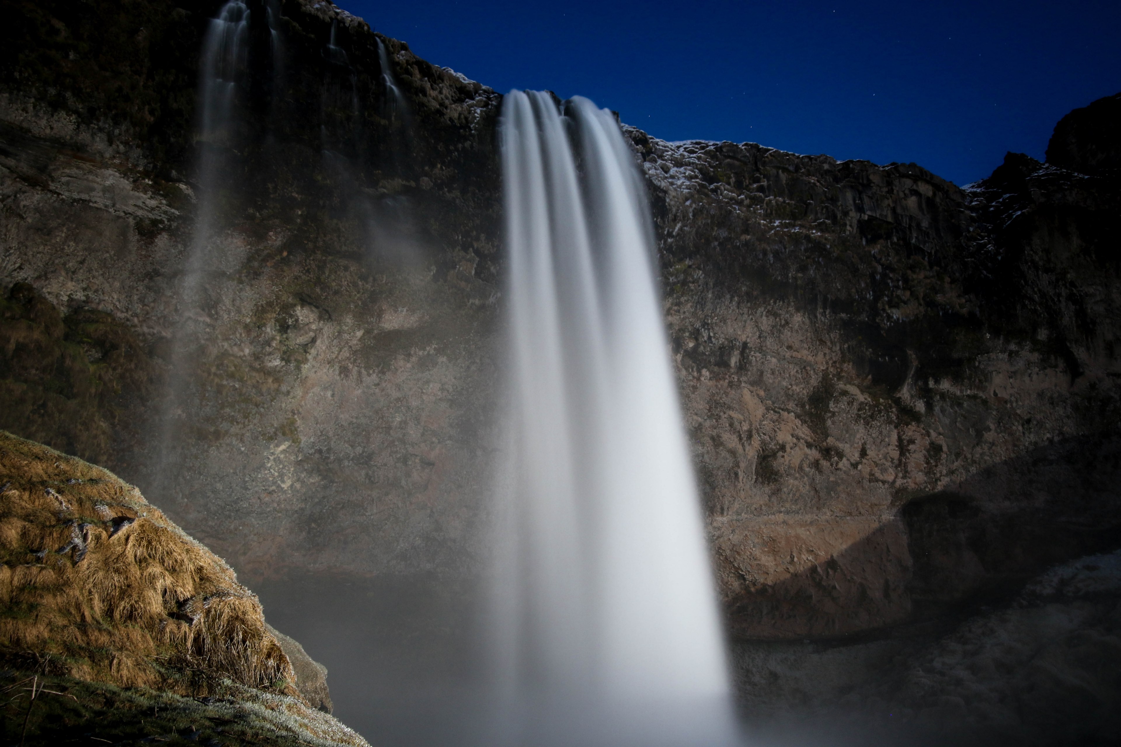 a long exposure shot of the seljalandsfoss waterfall flowing down a mountain, seljalandsfoss waterfall in motion 4k, HD Wallpaper