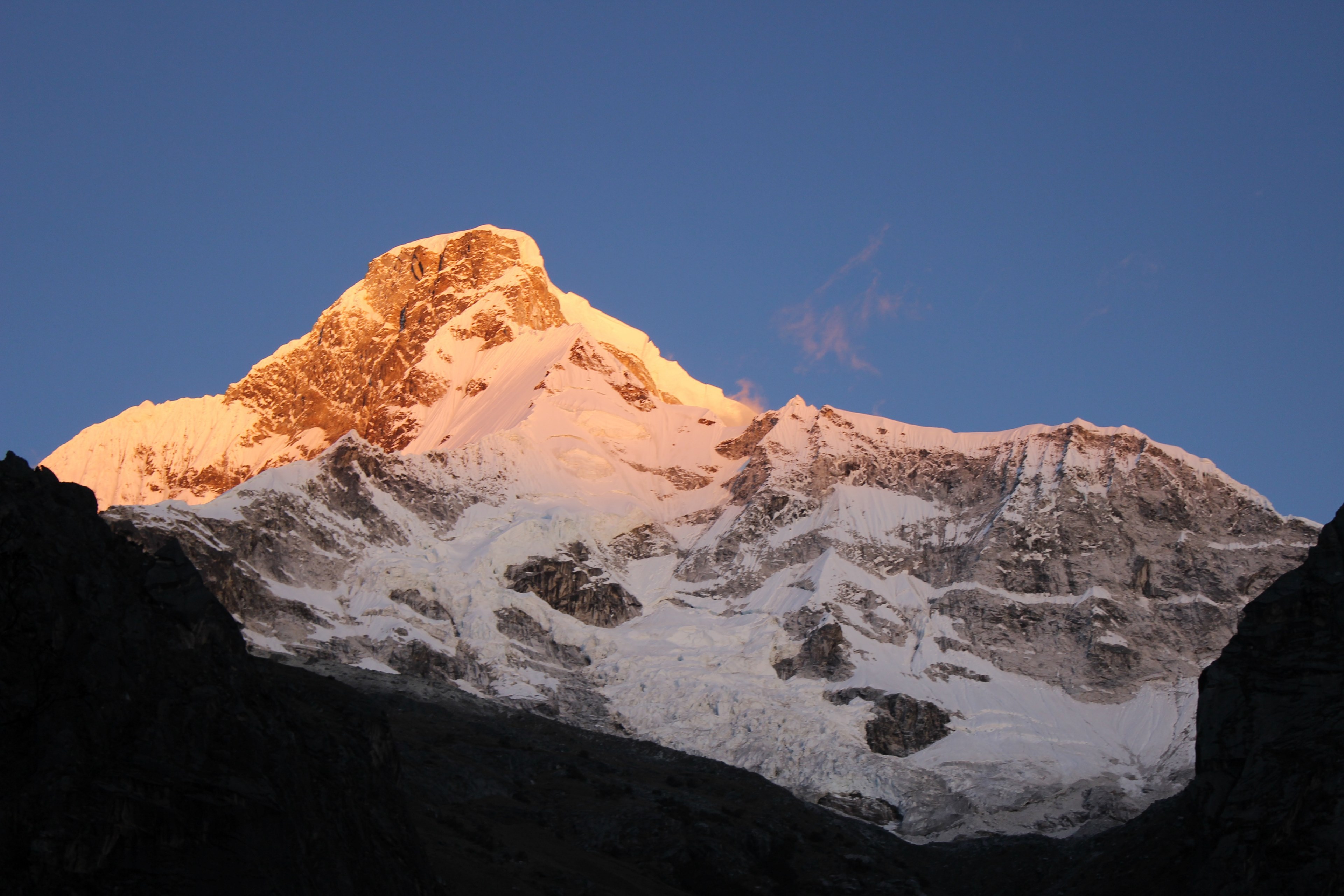 the golden sunlight highlights a snowy mountain peak against a blue sky, golden sunlight on a snowy mountain 4k, HD Wallpaper