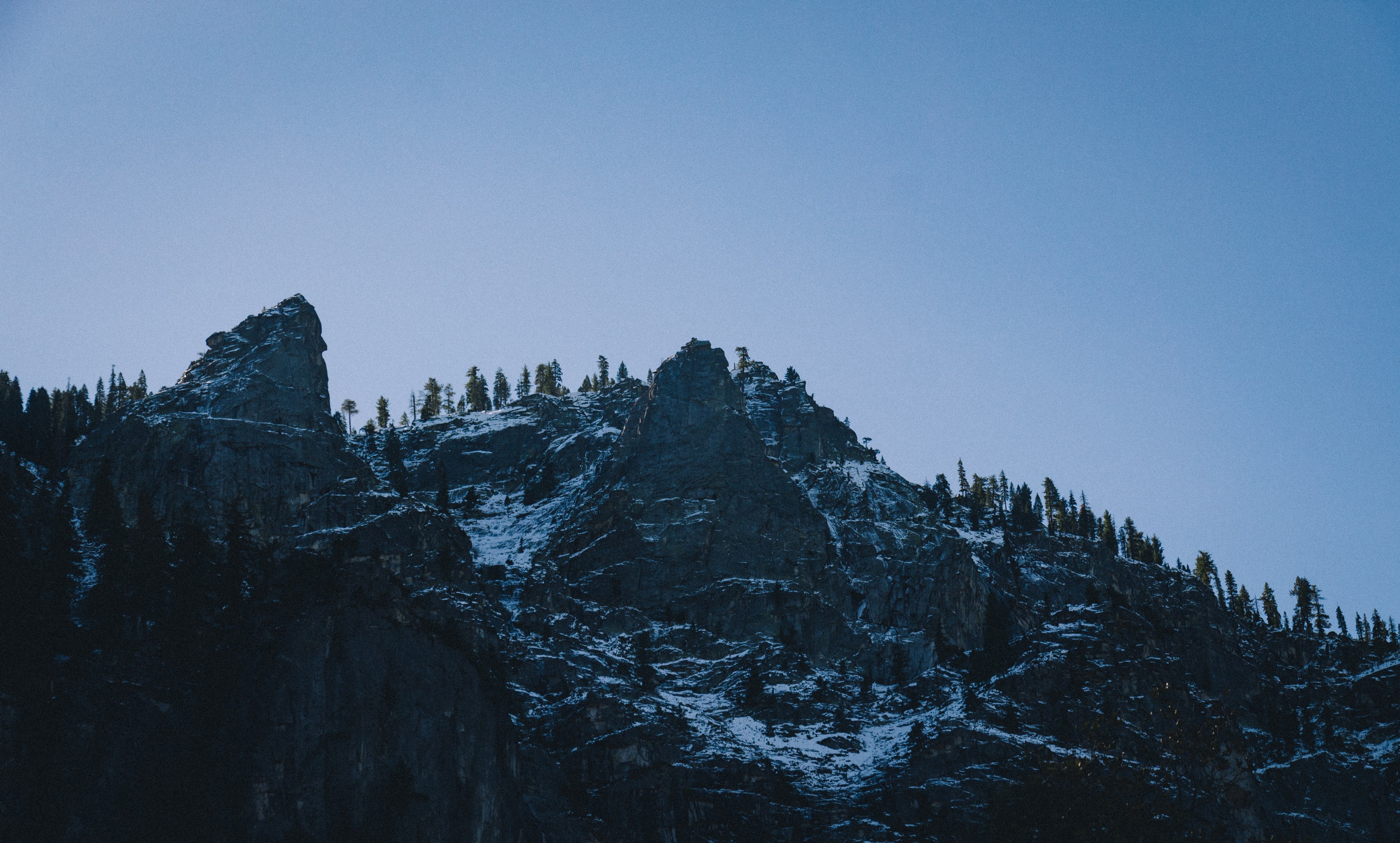 the forest mixes with snow on a rocky mountainside in yosemite valley, snowy mountains in yosemite valley 4k, HD Wallpaper