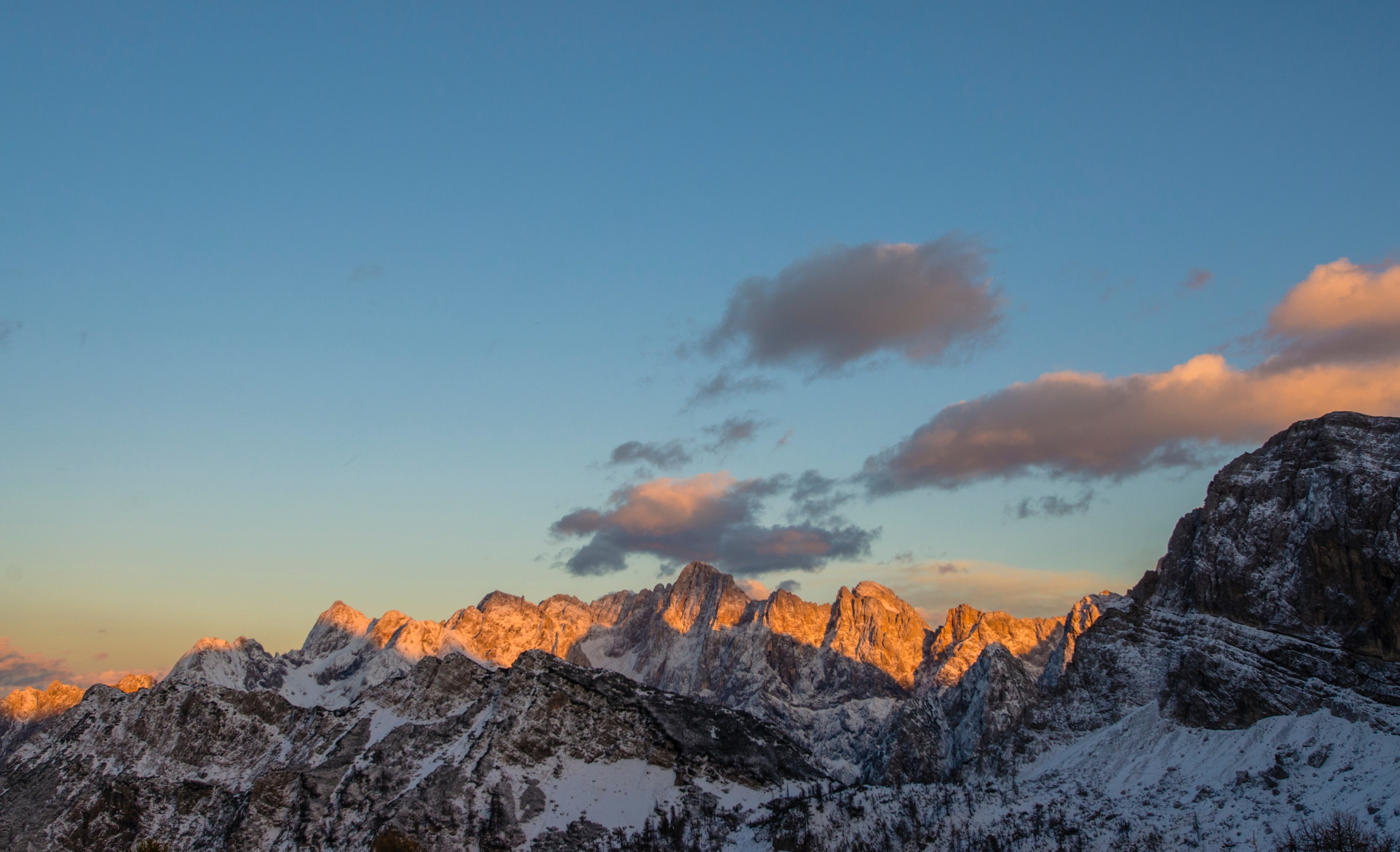 gray clouds over jagged mountain peaks, mountain ridge in the evening 4k, HD Wallpaper