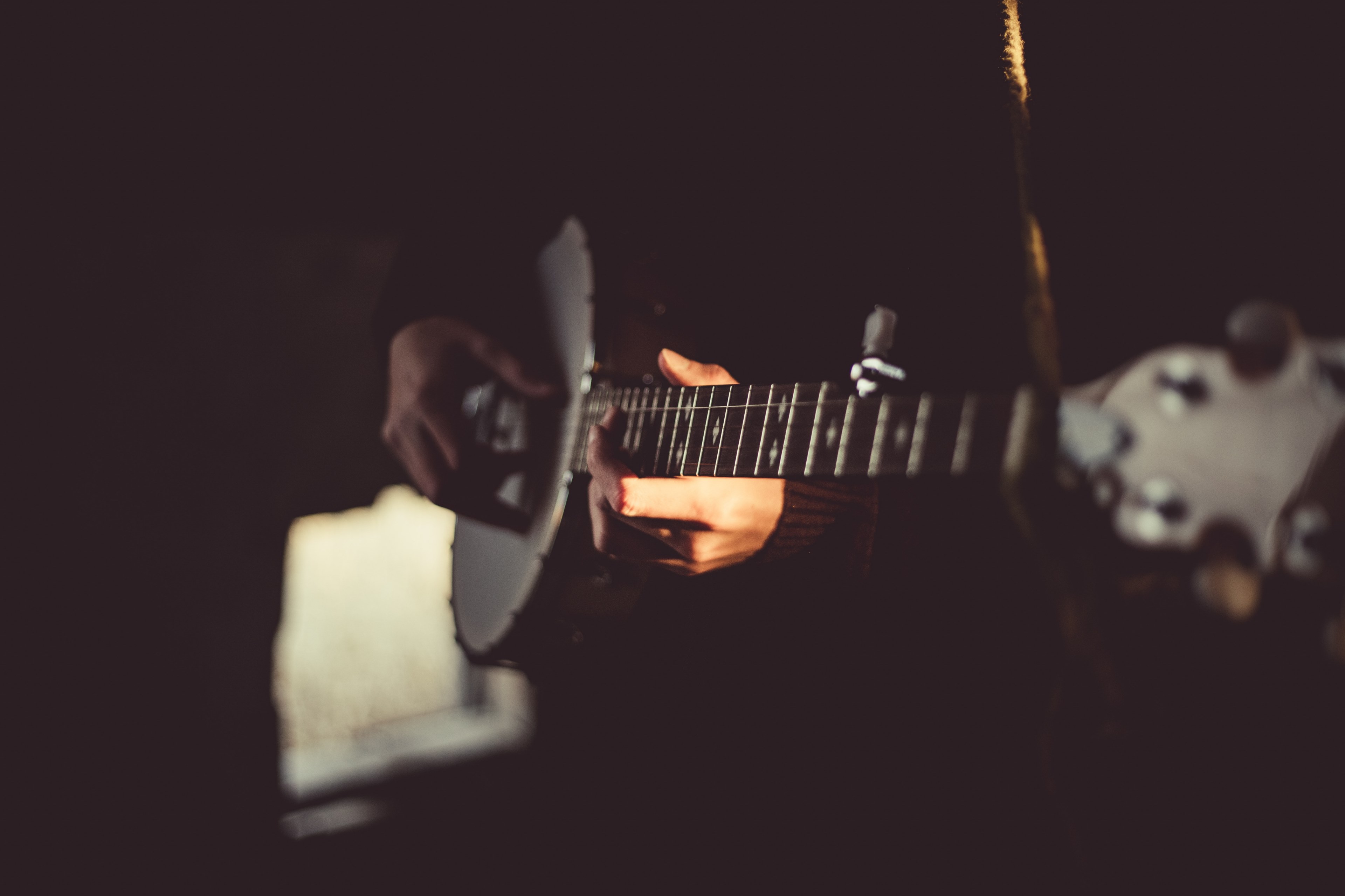 a dark blurry shot of a person playing the banjo, banjo player in a dark room 4k, HD Wallpaper
