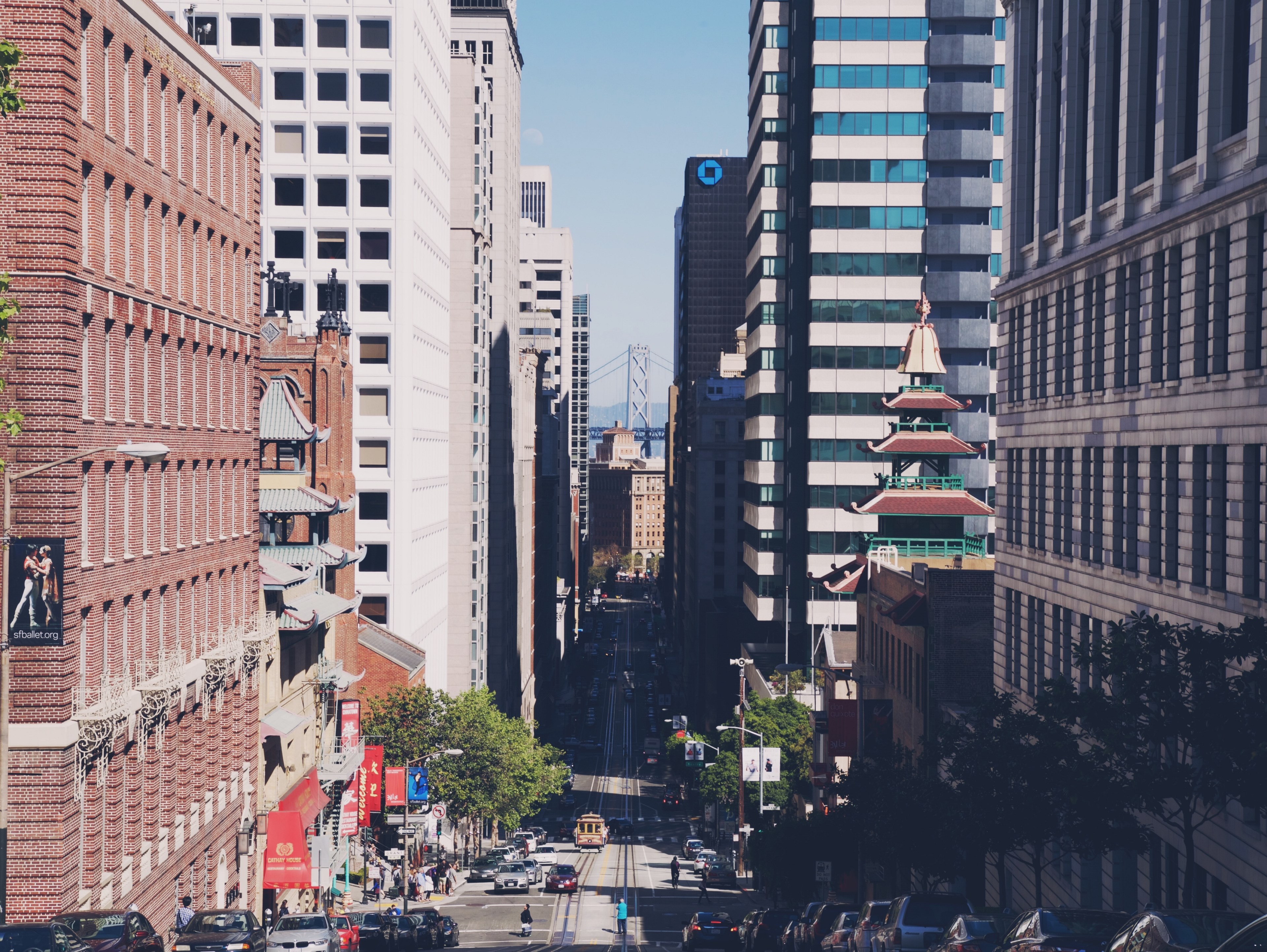 a steep city street with cars and cable cars, steep city street 4k, HD Wallpaper