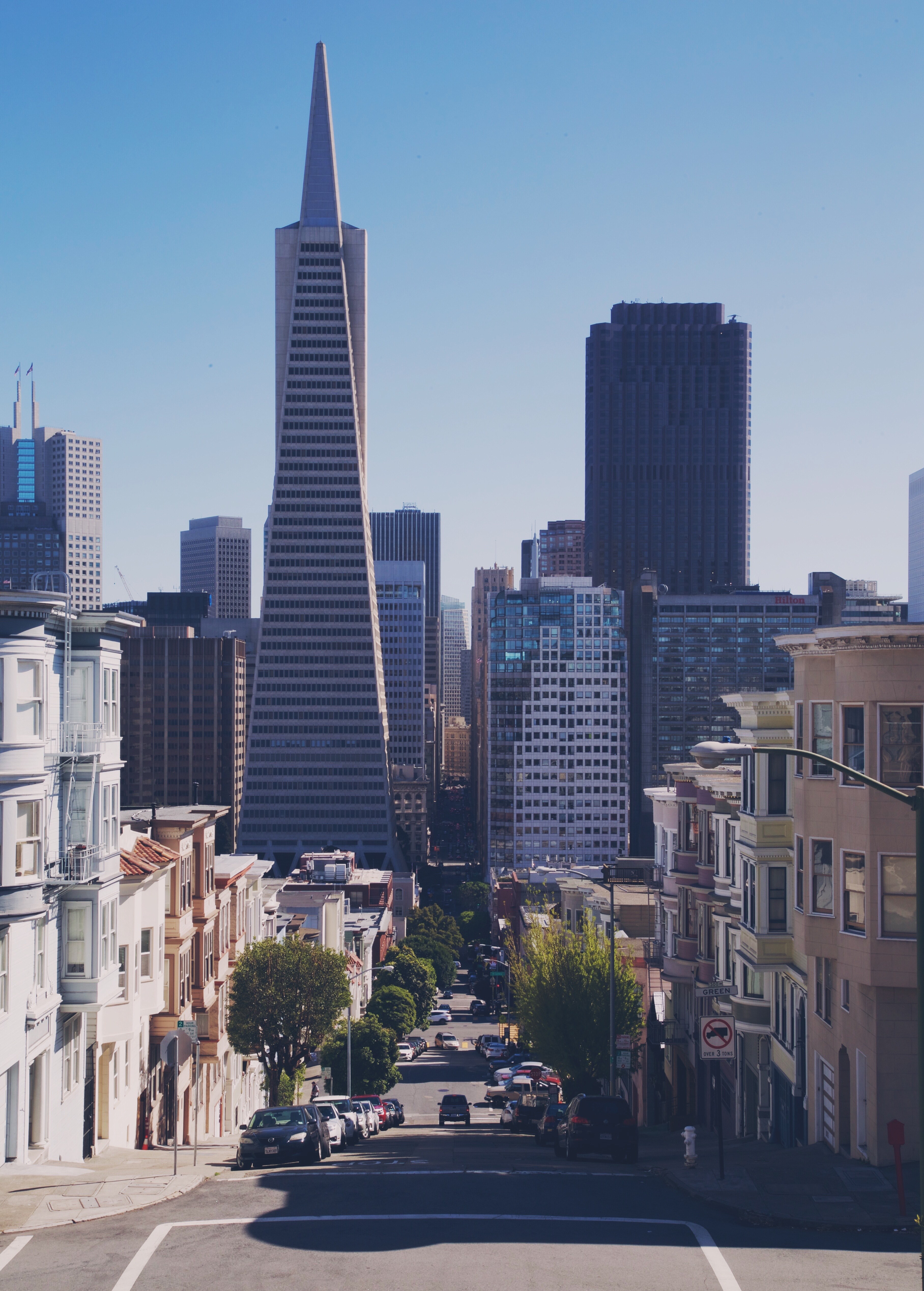 view down a street in downtown san francisco near the transamerica pyramid skyscraper, skyscrapers in skyline_ 4k, Phone HD Wallpaper