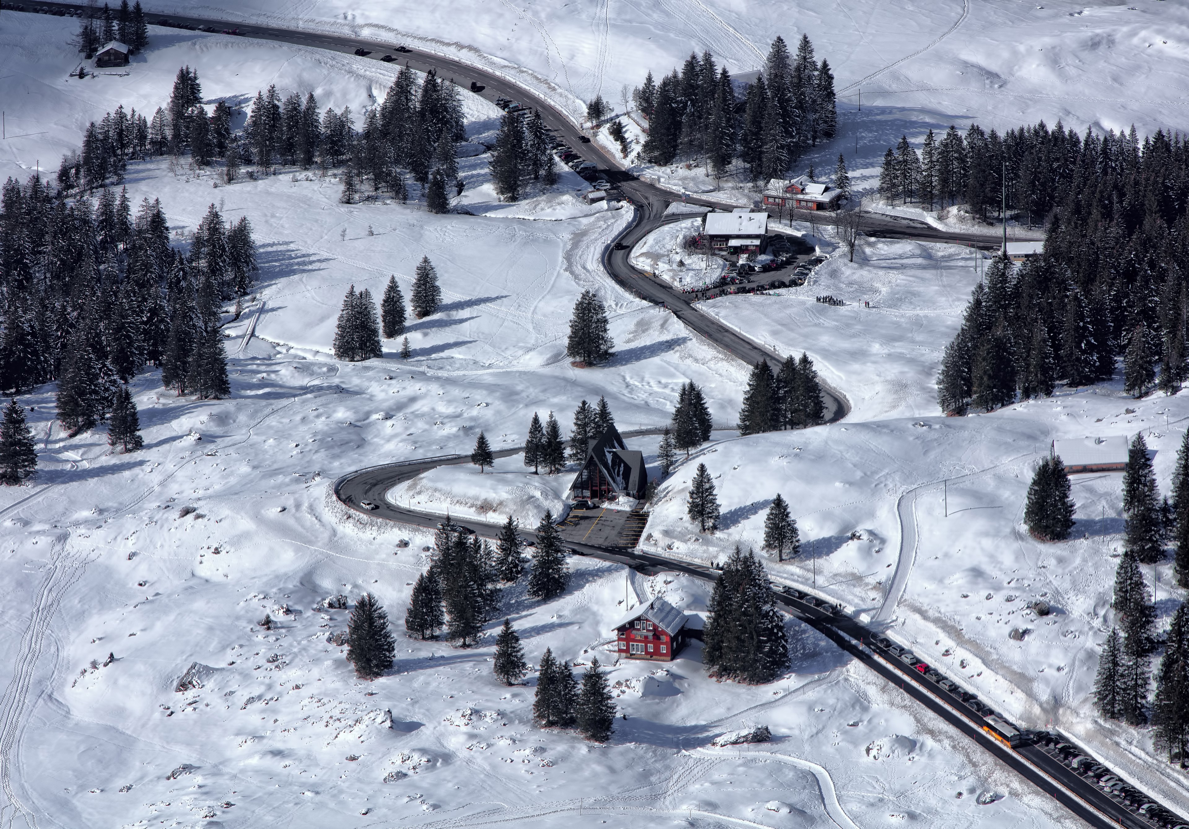 winding road in the winter with snow and green pine trees and a cabin with snow on the roof, red dots 4k, HD Wallpaper