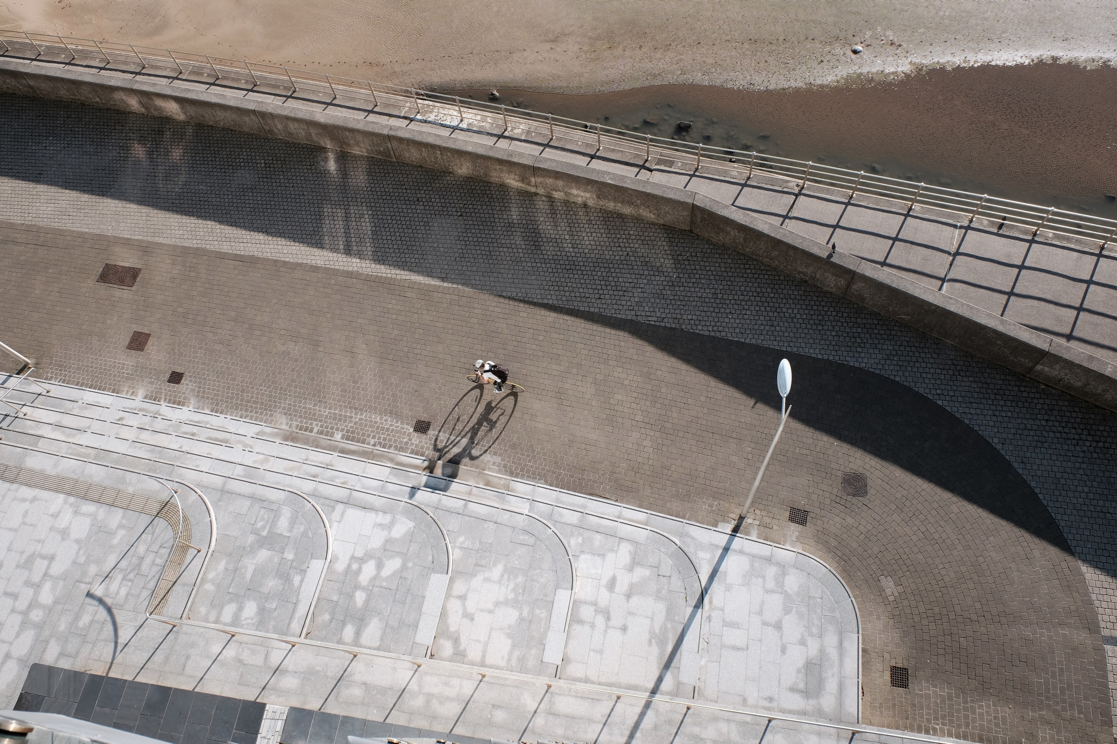 drone view of the cyclist cycling on the path by the beach at swansea, cyclist on the path drone view 4k, HD Wallpaper