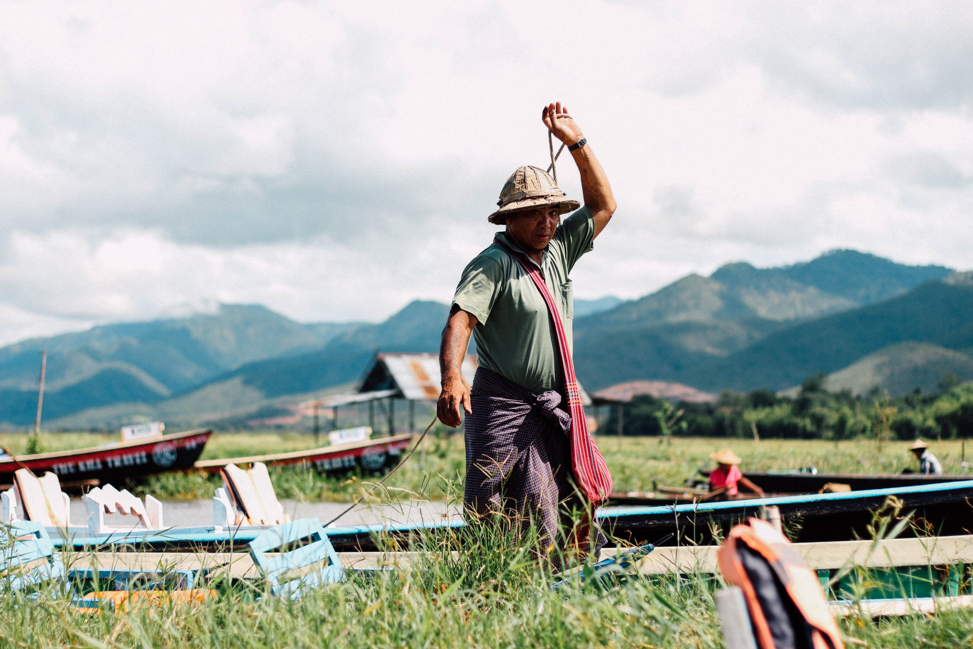 a fisherman wearing a hat preparing his fishing boat in inle lake, fishing in myanmar 4k, HD Wallpaper