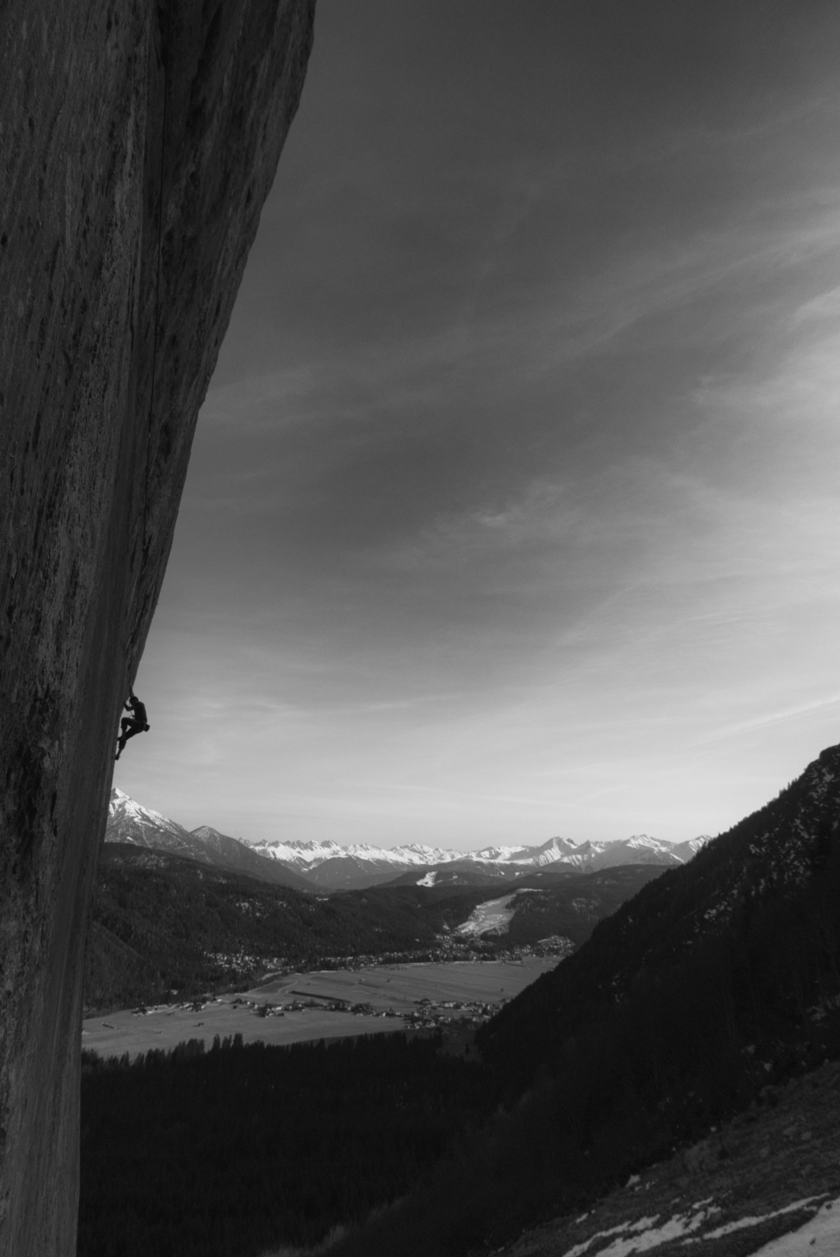 exposed climbing in tirol 4k, Phone HD Wallpaper