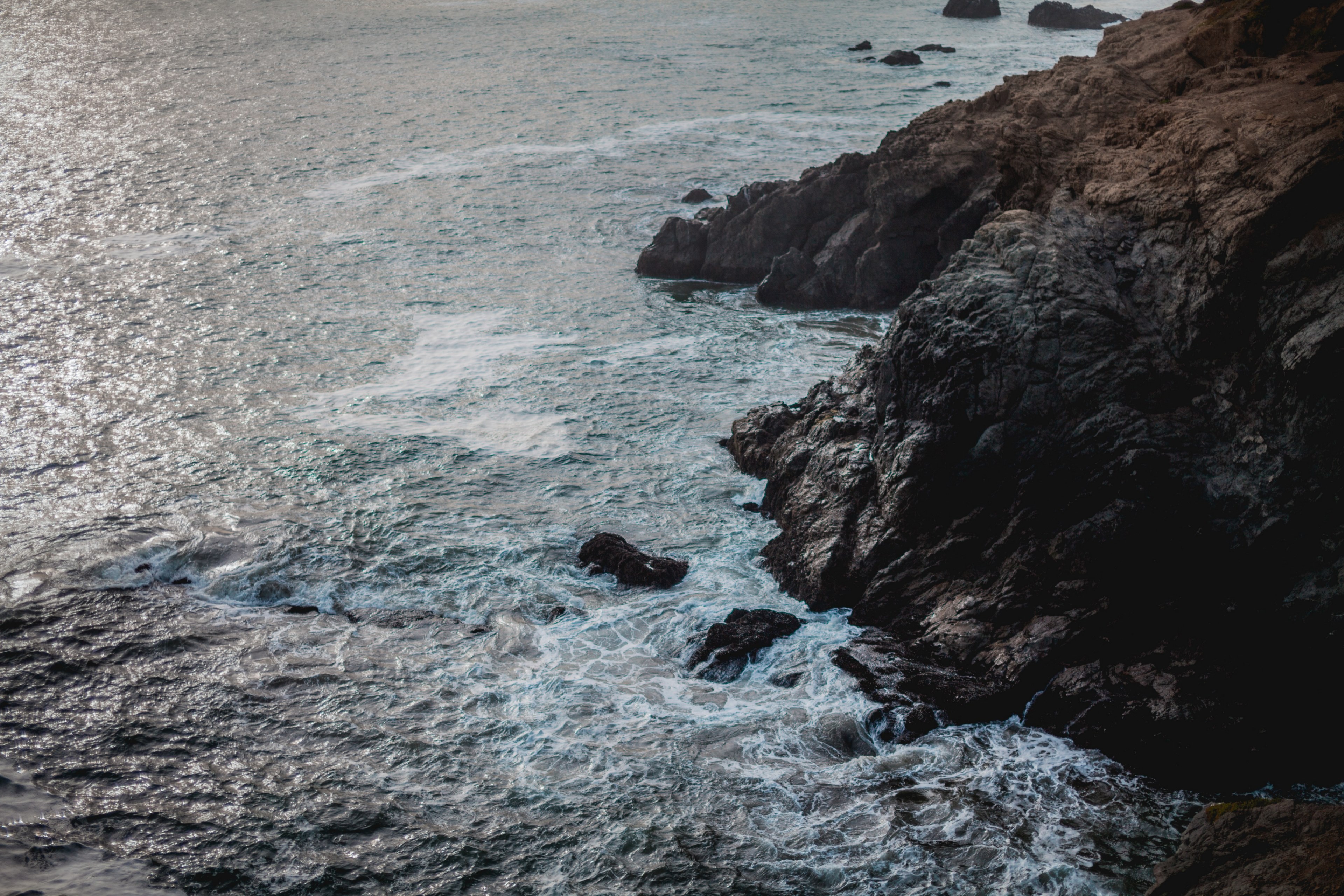 a rough sea below a jagged rocky coast, rocky coastline 4k, HD Wallpaper