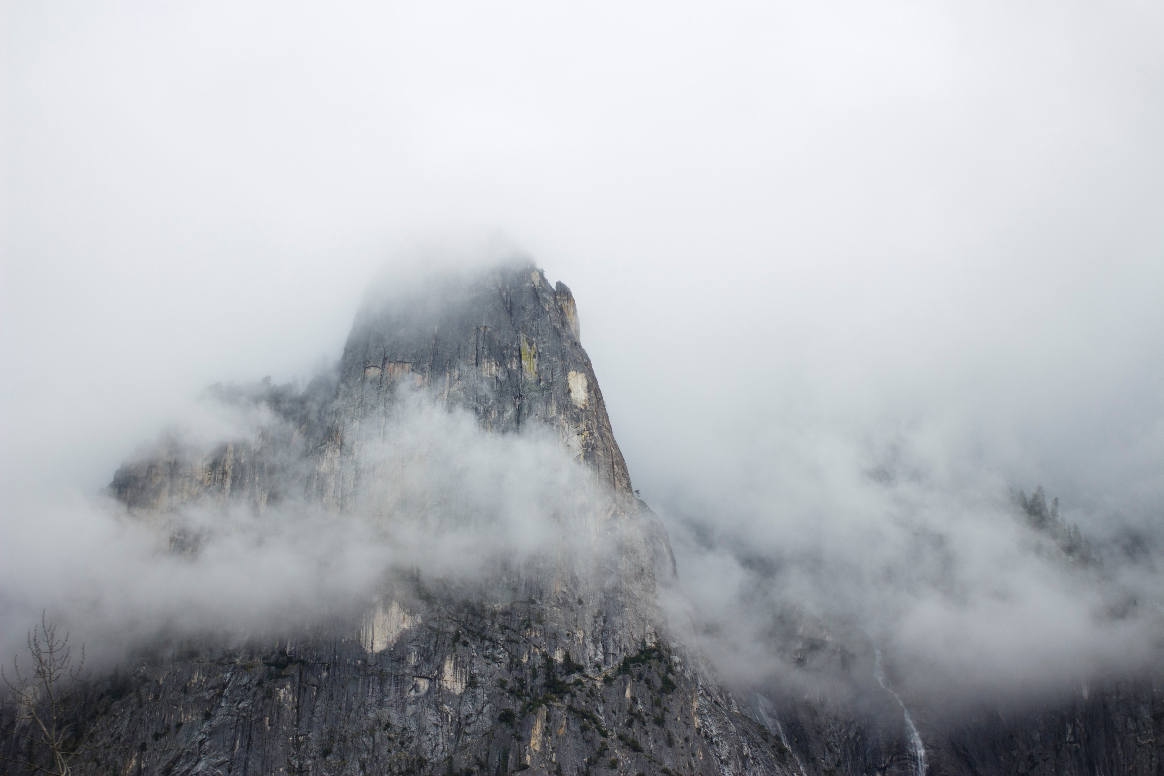 rocky mountain peak in yosemite on a foggy day, yosemite national park in fog 4k, HD Wallpaper