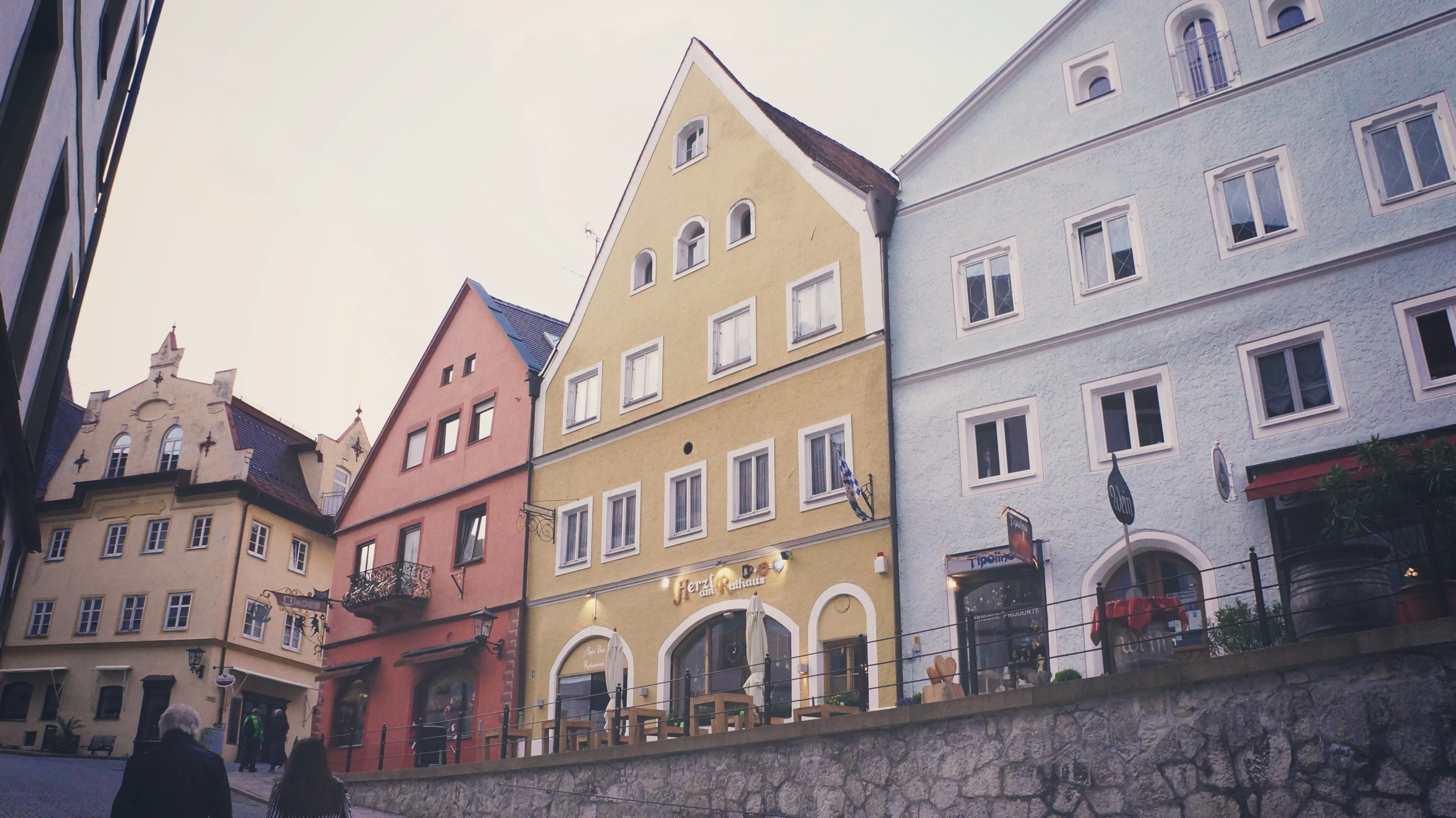 historic town view with colorful houses and restaurants with outdoor seating areas, scenic restaurants 4k, HD Wallpaper
