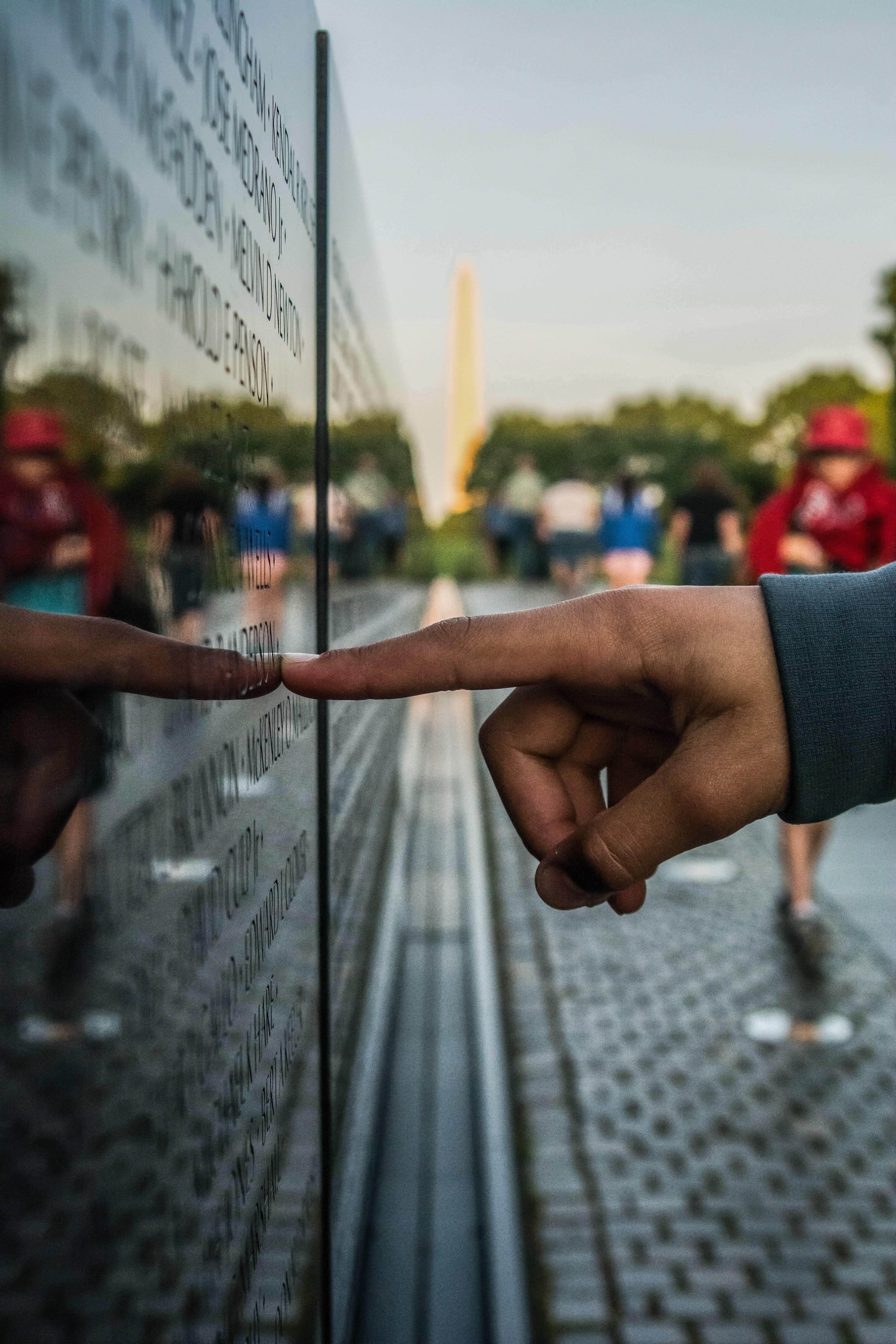 a person pointing at a monument on memorial day, _memorial day monument 4k, Phone HD Wallpaper