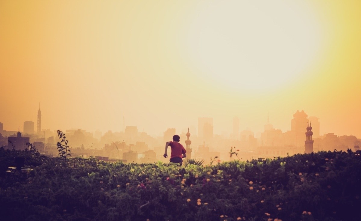 a kid running through a field with a sunrise as the backdrop, boy running in field 4k, HD Wallpaper