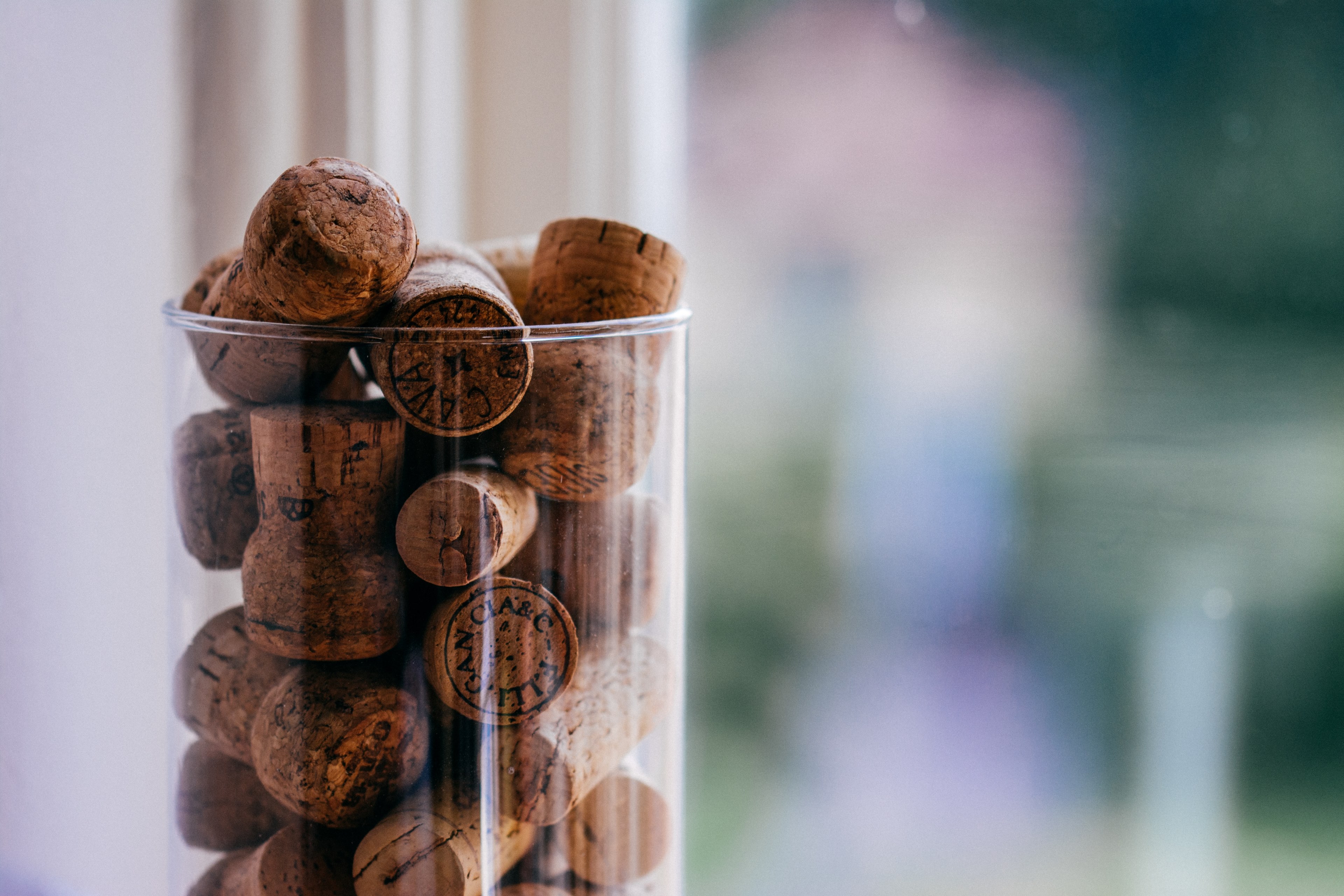 macro shot of multiple corks in a glass vase, _wine connoisseurs collection 4k, HD Wallpaper
