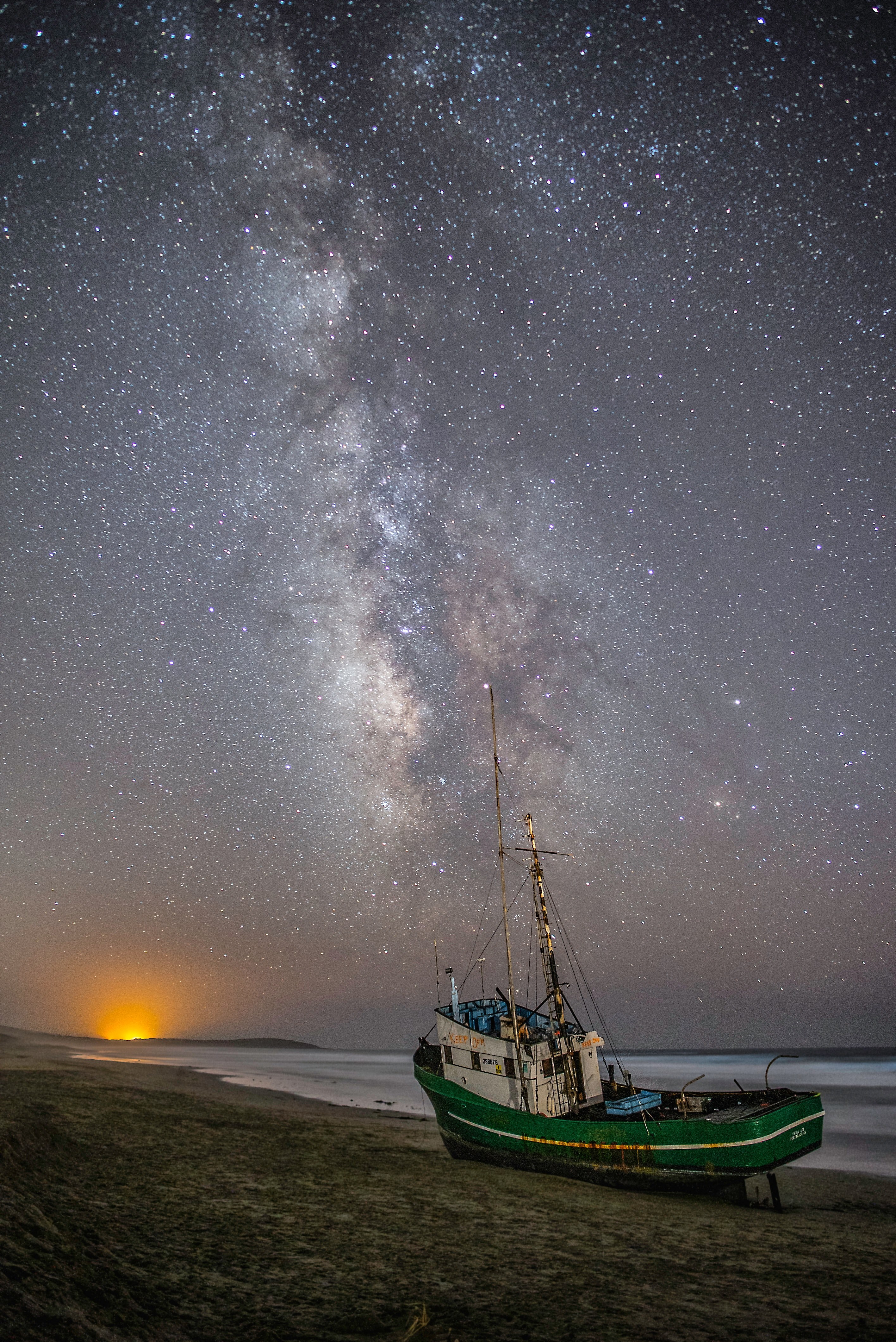 a boat under a bright starry sky, _grounded 4k, Phone HD Wallpaper